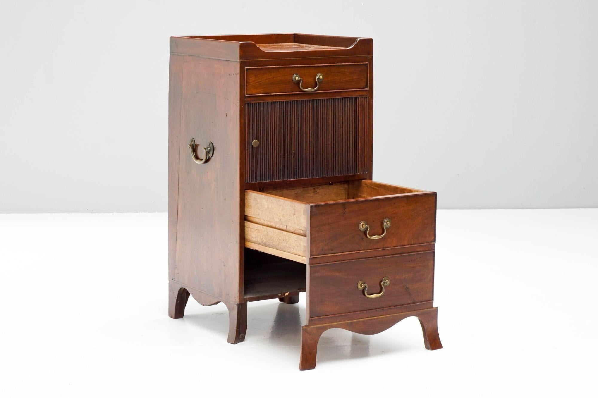 Mahogany tray top converted night stand.

UK Circa 1850

H 83cm x W 43cm x D 43cm