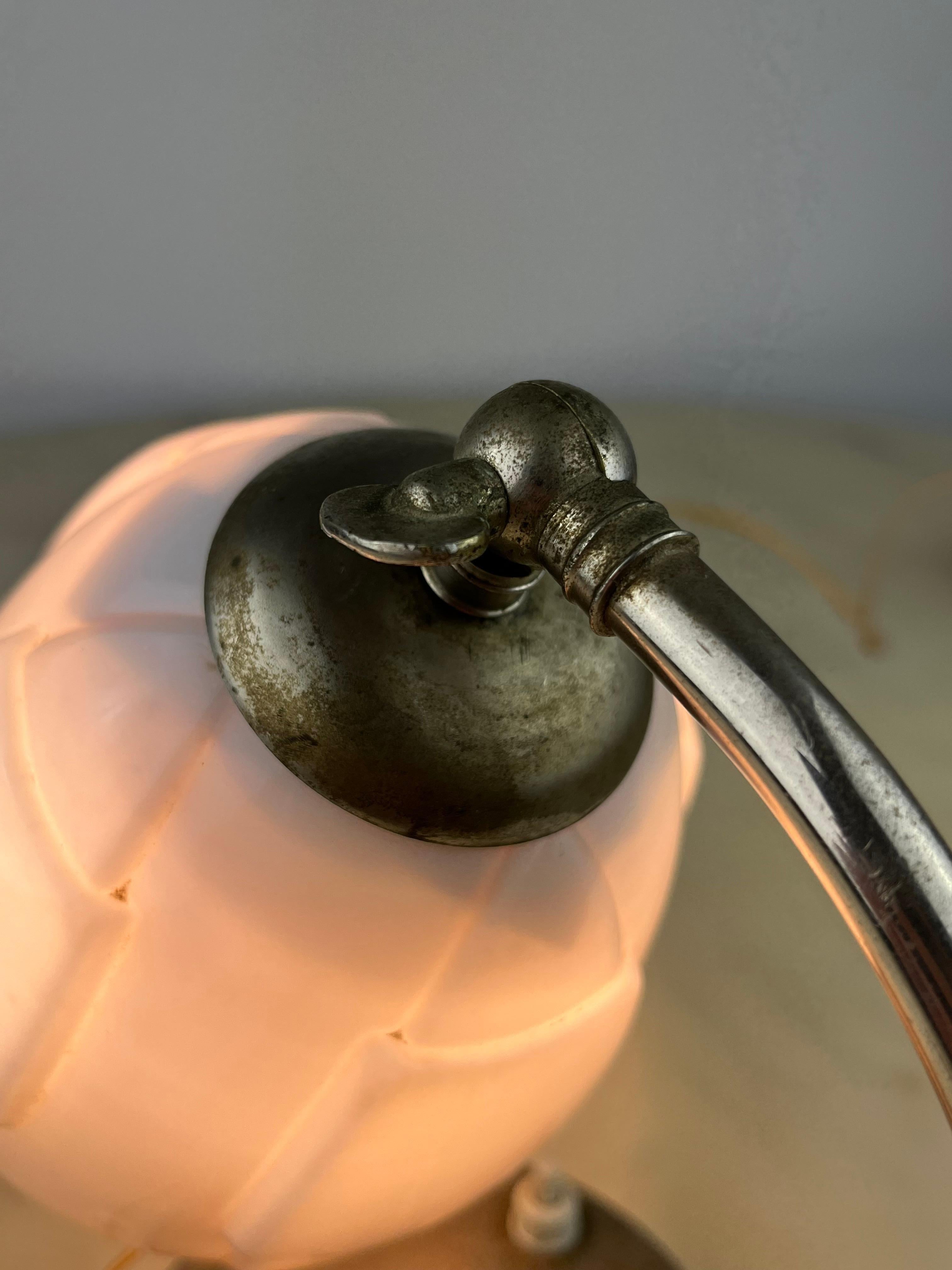 Métal Lampe de chevet en métal et verre, Italie, années 1940. en vente