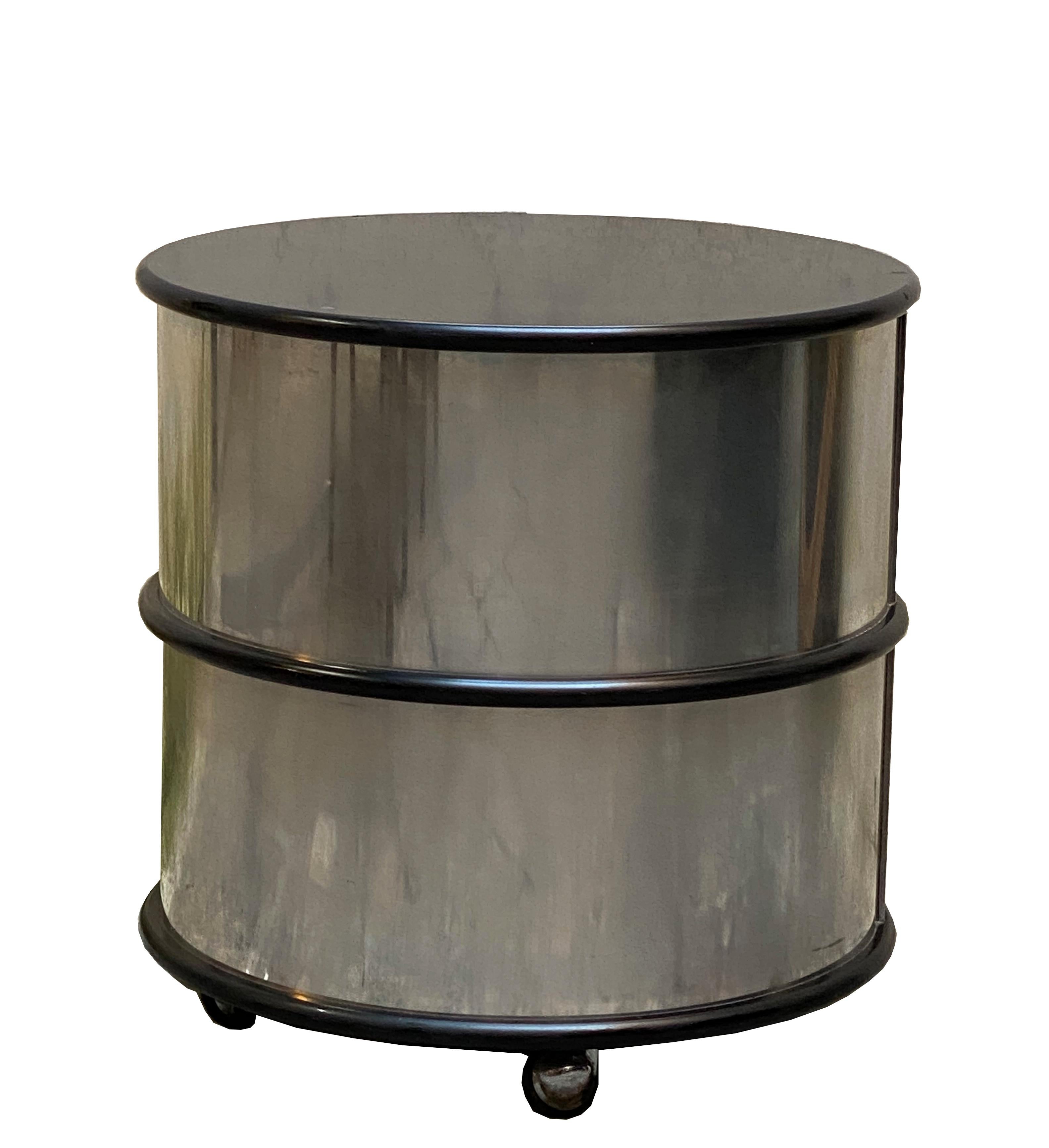 Round bedside table or side table in black lacquered wood and chrome with wheels, produced in Italy in the 1970s, design Luciano Frigerio style.
 