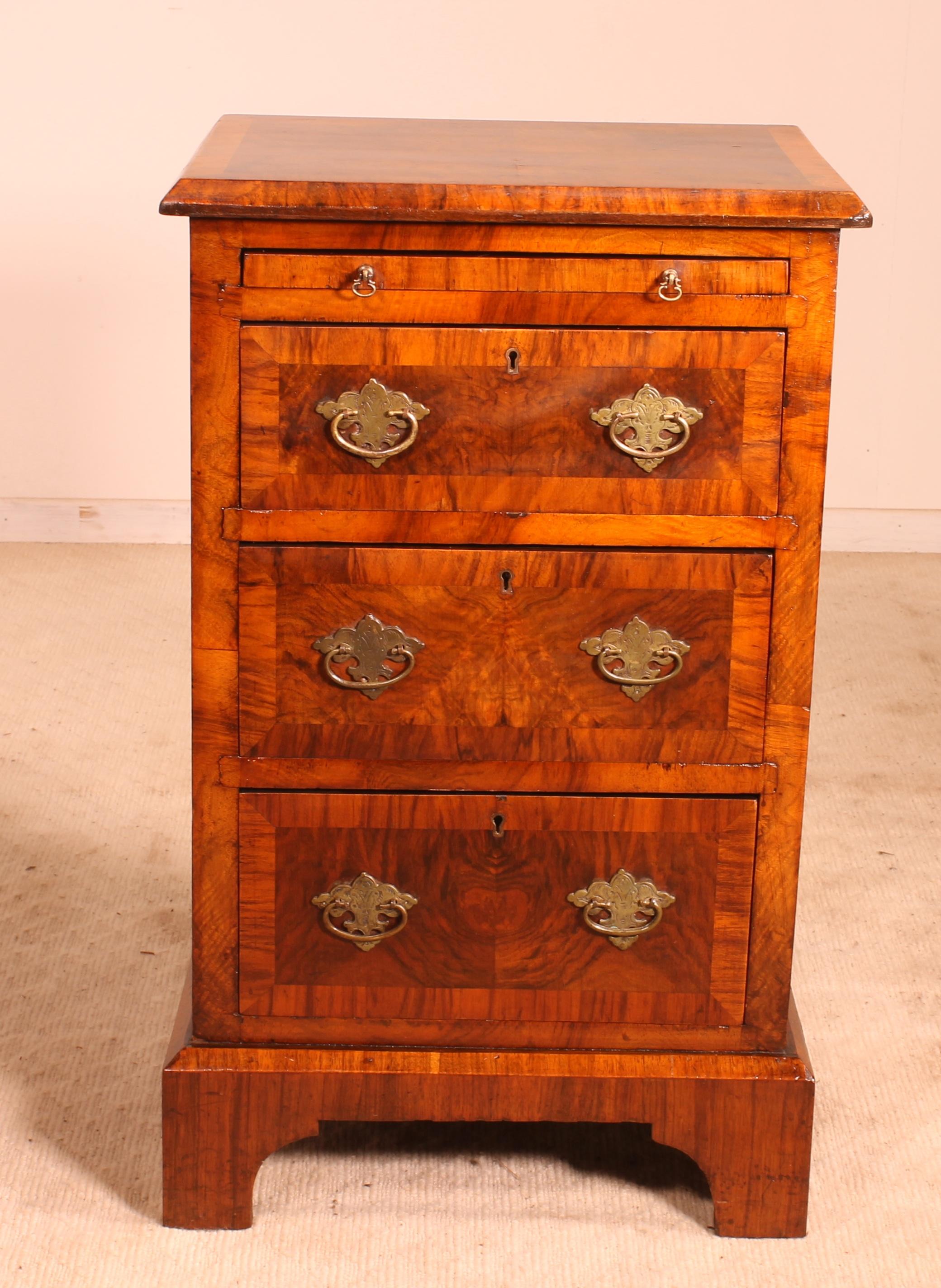 lovely bedside table or English mini chest from the 19th century in blur walnut
The chest of drawers stands out by its beautiful quality, its period and its original dimension.
Indeed the dresser is entirely in burr walnut and has a zipper below