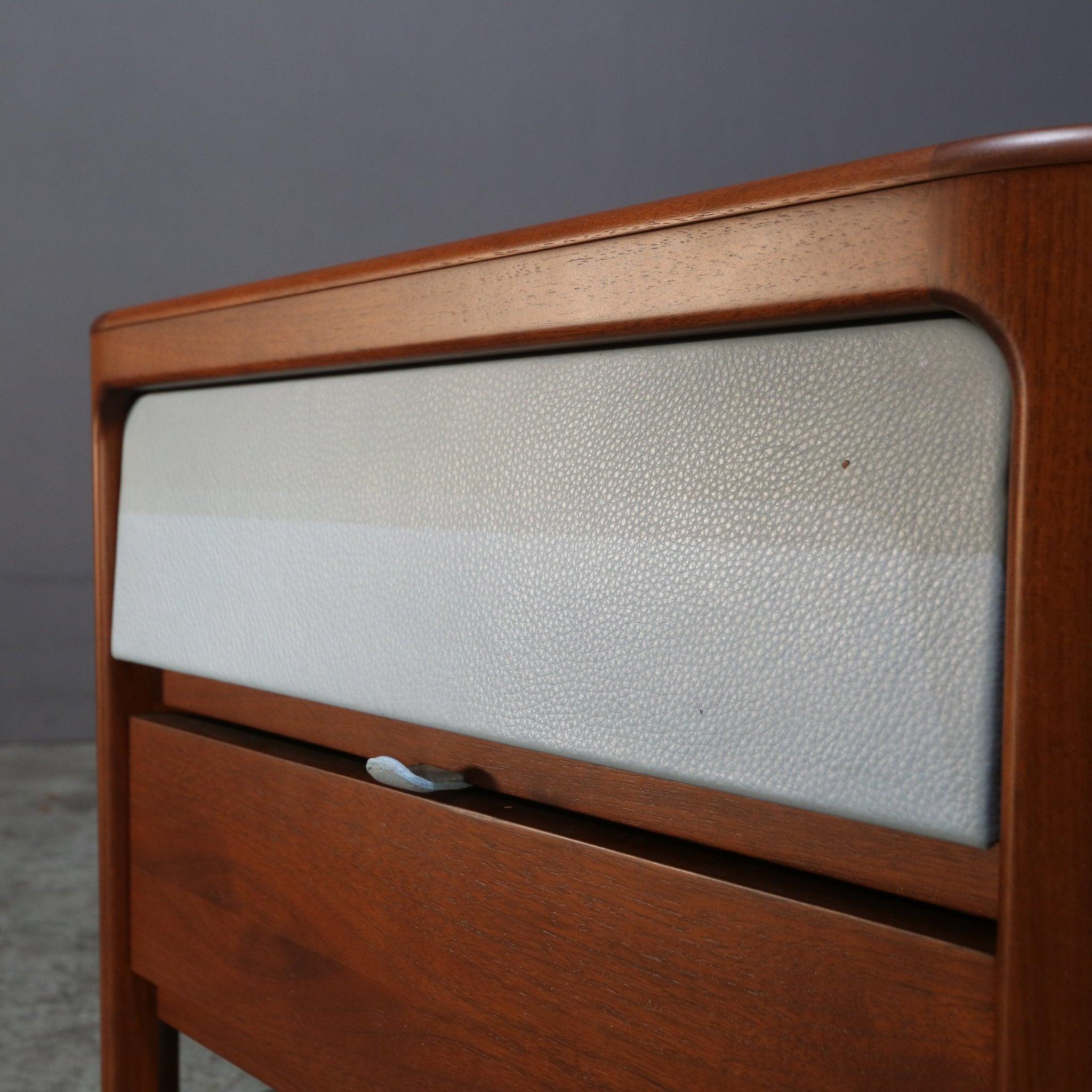 Bedside Table by Giorgetti In Good Condition For Sale In Basildon, London