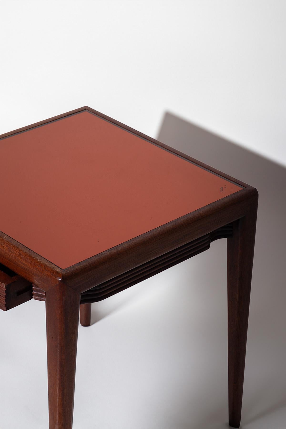 This elegant coffee table from the 1950s, designed by the famous Osvaldo Borsani, is a perfect example of mid-century Italian design. Made of mahogany wood, this piece combines functionality and style with a refined and timeless aesthetic. The