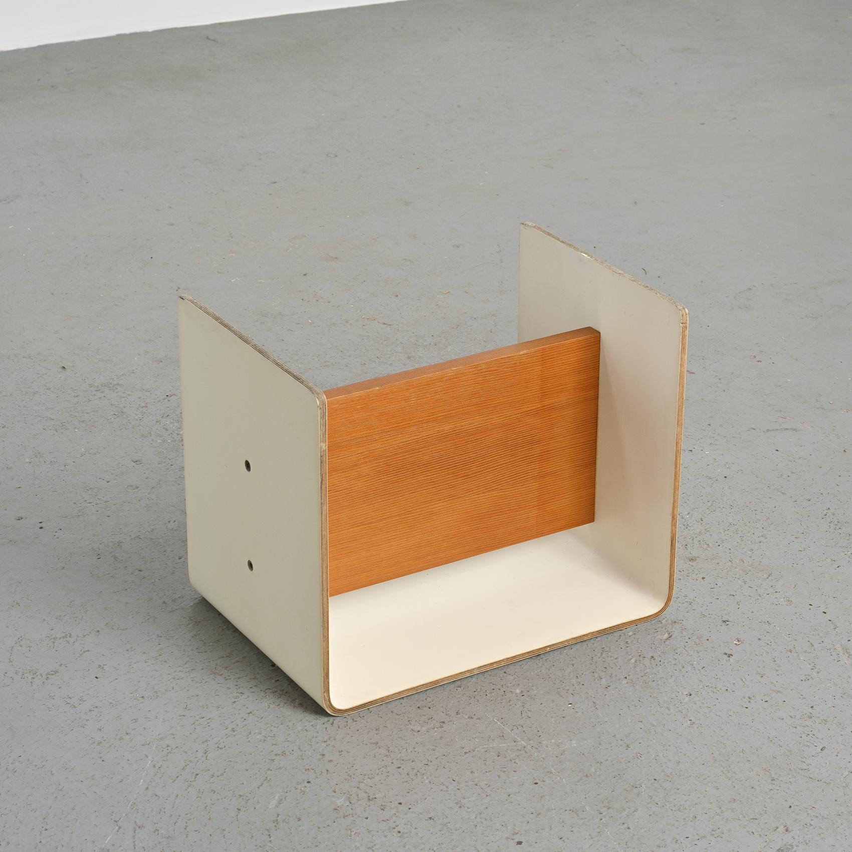 Table de chevet par Pierre Guariche, circa 1968 en vente 2