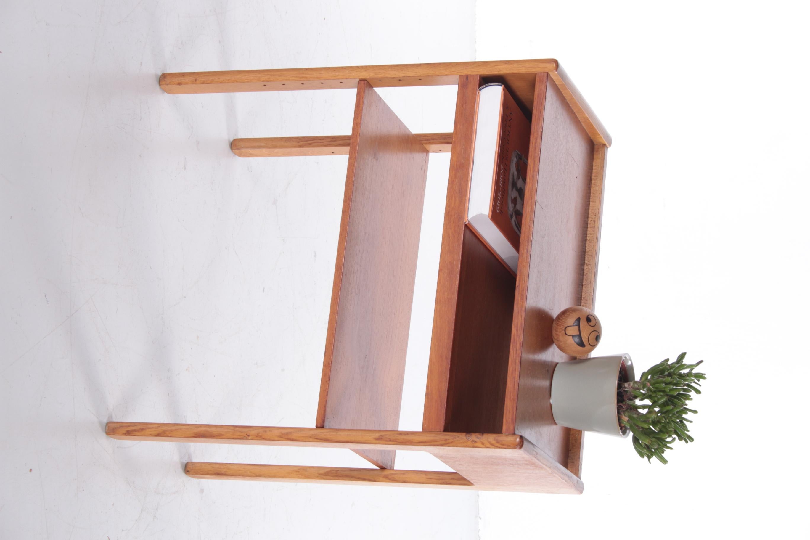 Bedside table Danish cabinet with 3 shelves 1960s


Beautiful Danish design bedside table made of teak.

In the 60s the bottom shelf is adjustable in height.

Very handy for a magazine or book and on top of your phone.