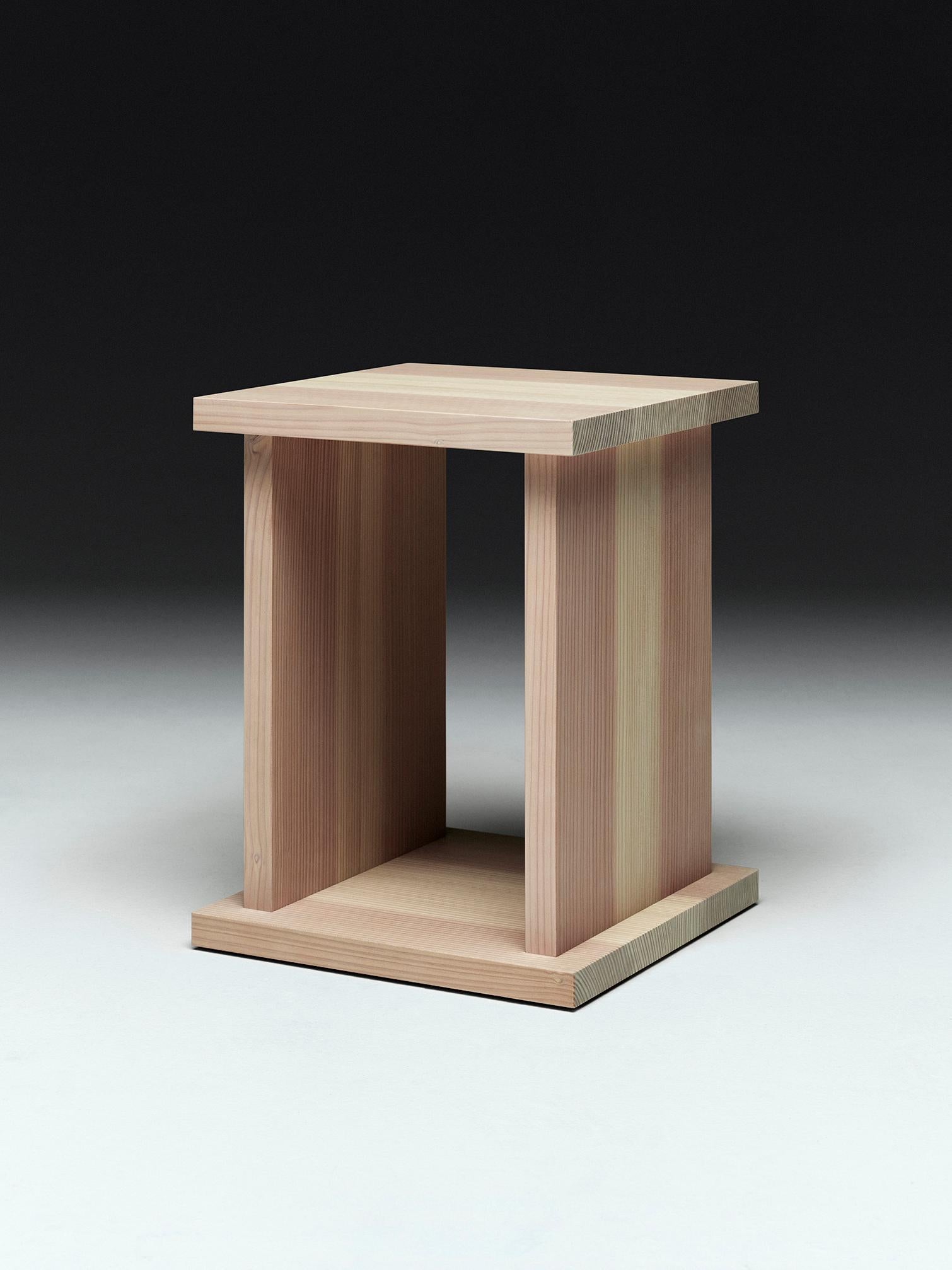 
Voici la table de chevet de Wannberg, une création innovante fabriquée à partir de bois excédentaire obtenu lors de la production du lit flottant, garantissant ainsi une utilisation optimale des ressources. Son design minimaliste s'intègre