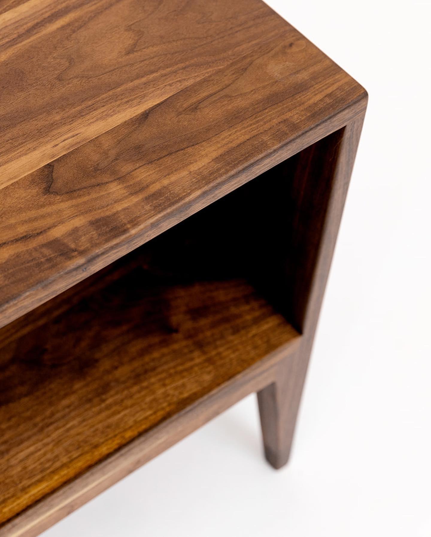 Américain Table de chevet en vente