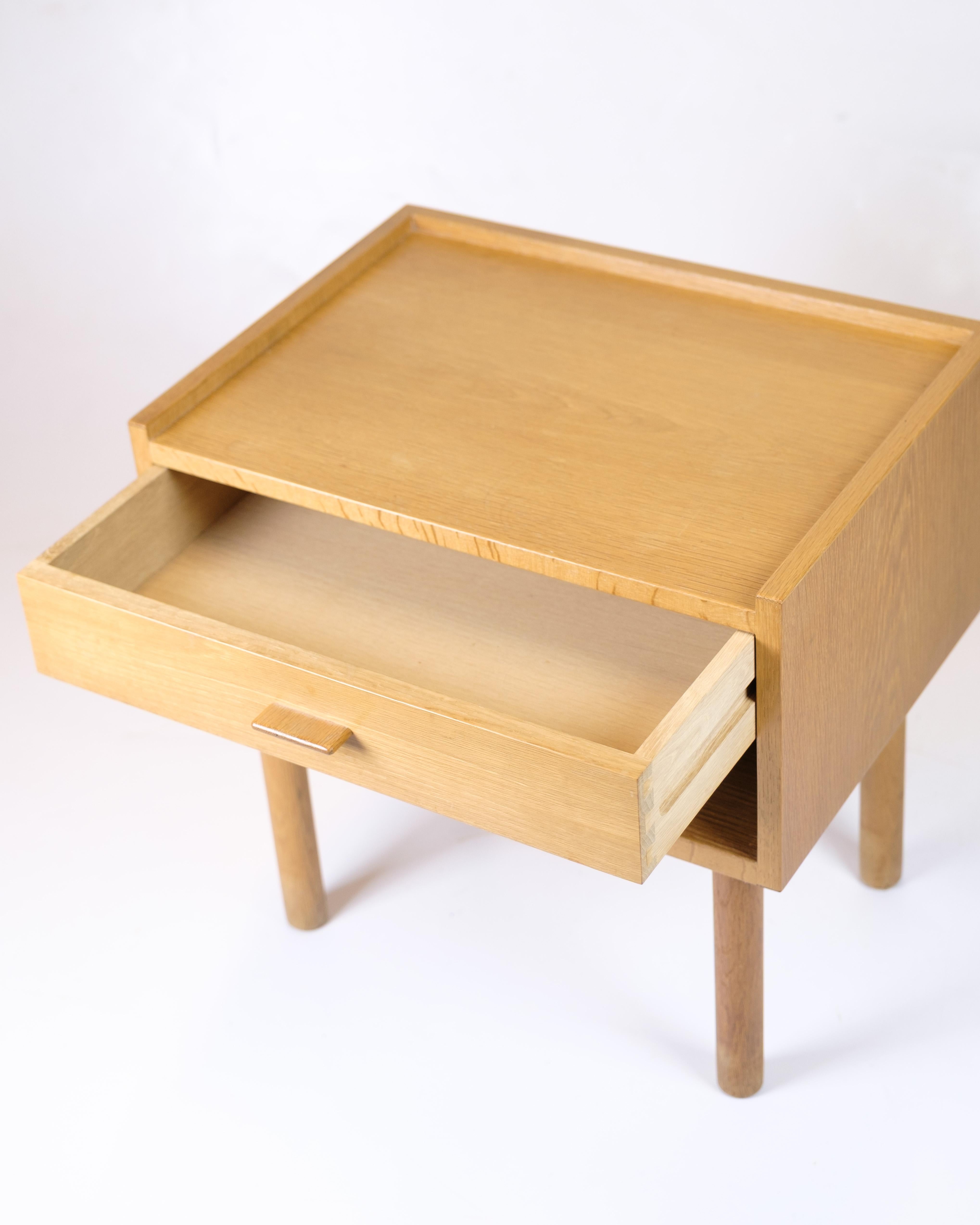 Bedside table/nightstand by Hans J. Wegner for Ry Møbelfabrik. Solid oak. Danish design classic from the 1960s in great condition.

— Designer: Hans J. Wegner
— Manufacturer: Ry Møbelfabrik
— Materials: Solid oak
— Period: 1960s
— Dimensions: H: 47