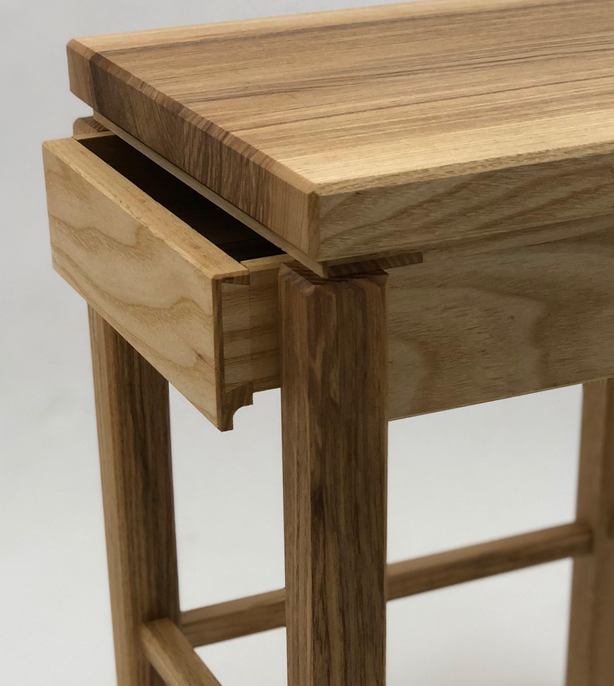 Table de chevet en frêne blanc avec finition à l'huile Neuf - En vente à Princeton, NJ