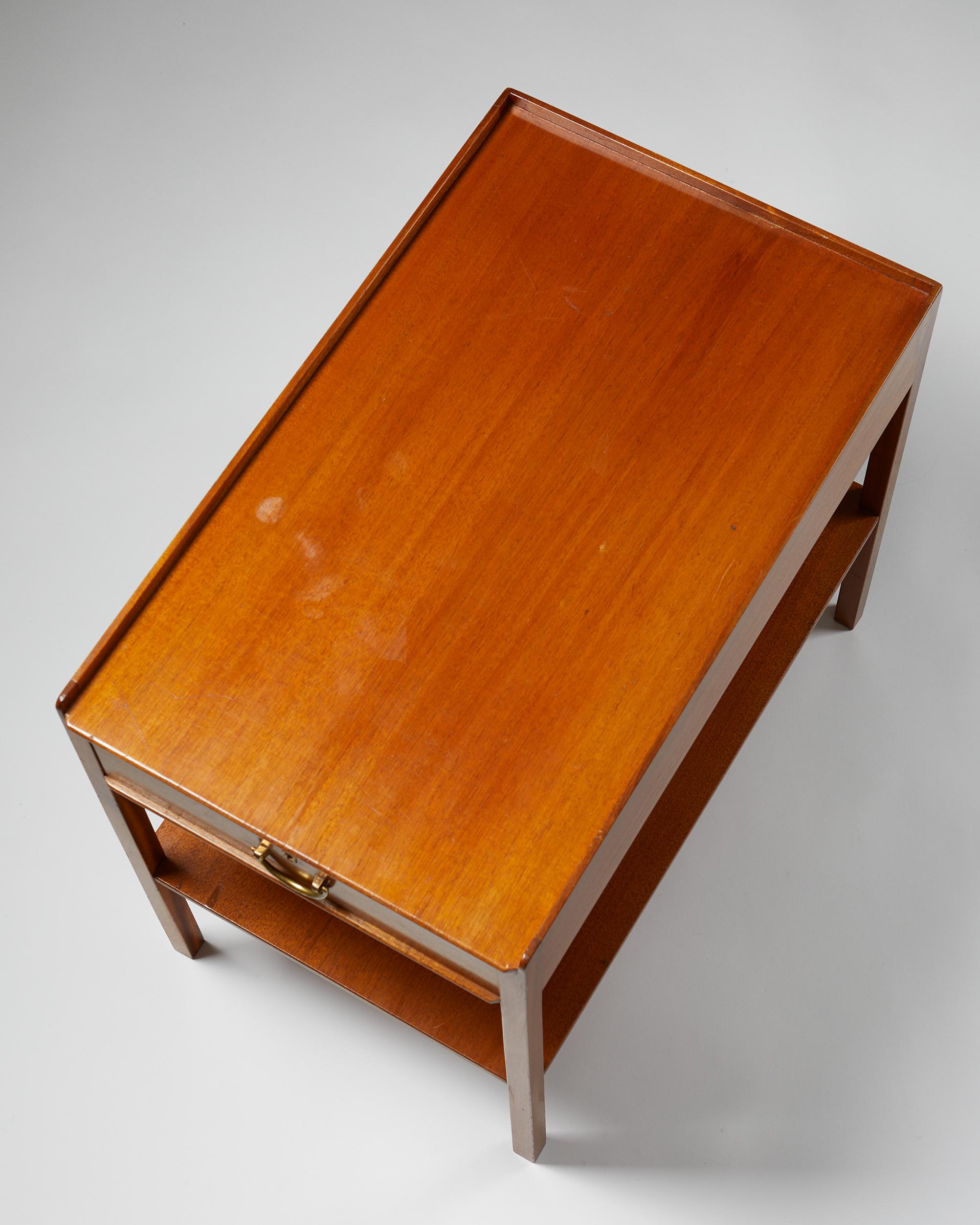 20ième siècle Table de chevet Modèle '914' Dessinée par Josef Frank pour Svenskt Tenn, Suède en vente
