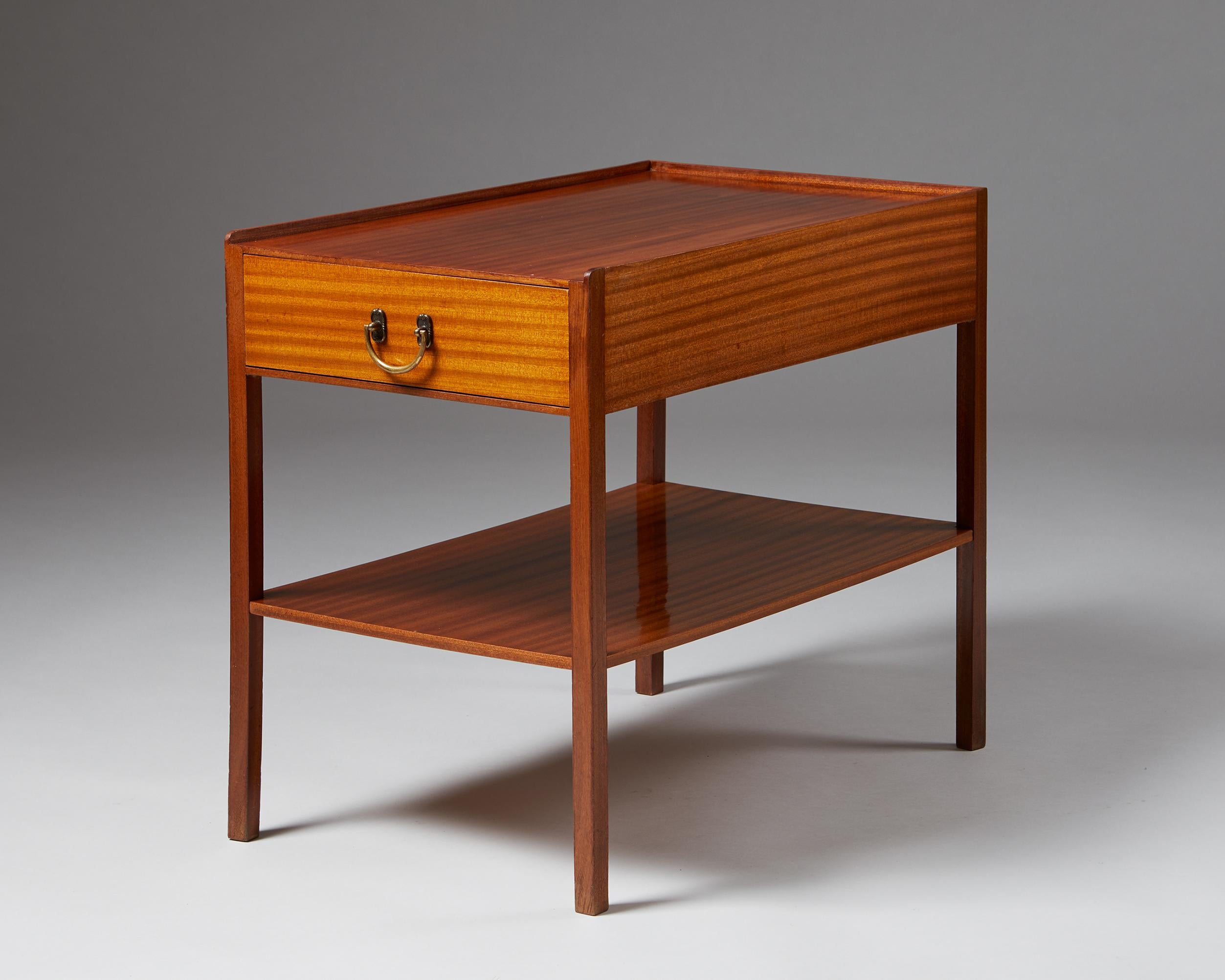 Bedside table model 914 designed by Josef Frank for Svenskt Tenn,
Sweden, 1950s.

Mahogany veneer and brass handle.

Josef Frank’s elegant bedside table model 914 with sophisticated brass handles is one of Svenskt Tenn’s timeless classics. It works