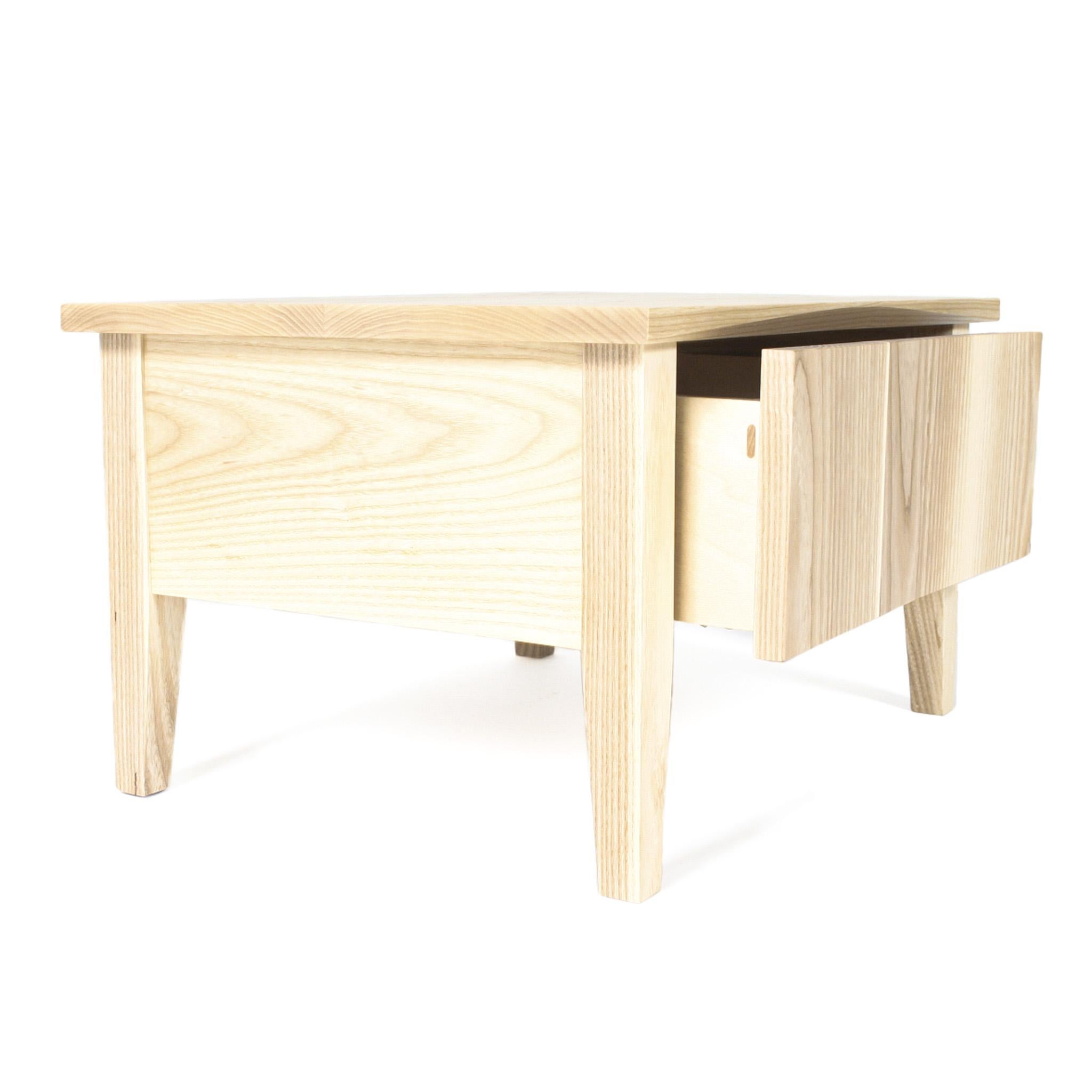 Nachttisch aus Hartholz in weißer Esche mit den subtilen Linien und Winkeln, die die Rift Collection definieren. Soft-Close-Schublade.
 