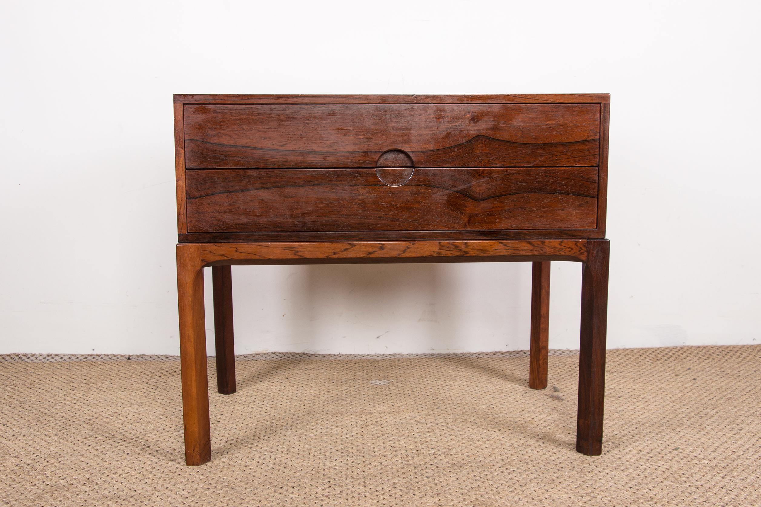 Magnificent little Scandinavian piece of furniture with multiple possible uses, bedside table or bedside table, chest of drawers, console table. Very well made piece of furniture with a very elegant sleek design, very good manufacturing quality.