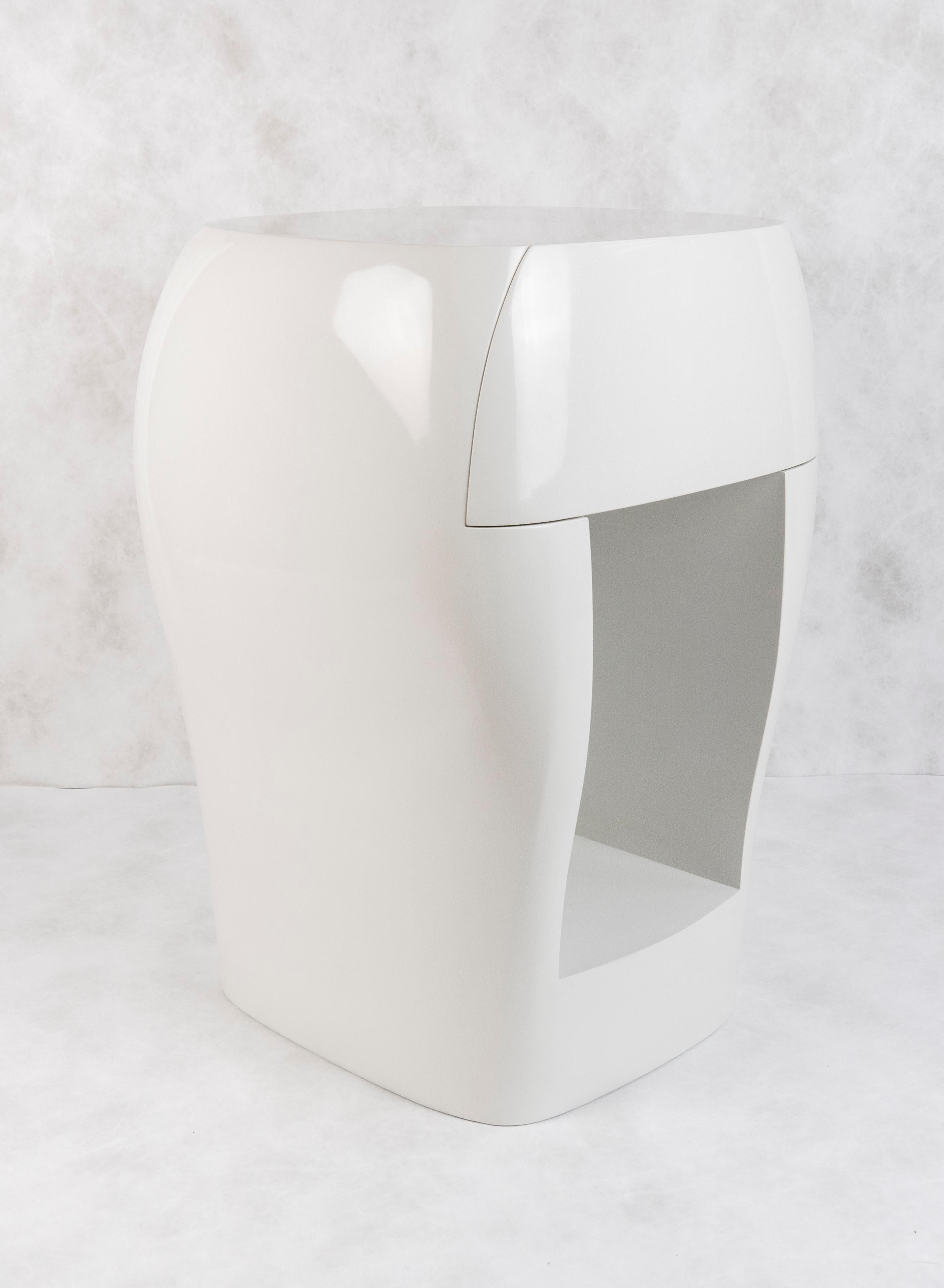Sculpted bedside tables with drawer by Jacques Jarrige.
Open shelf at the bottom. A work of art.
Pair available.
