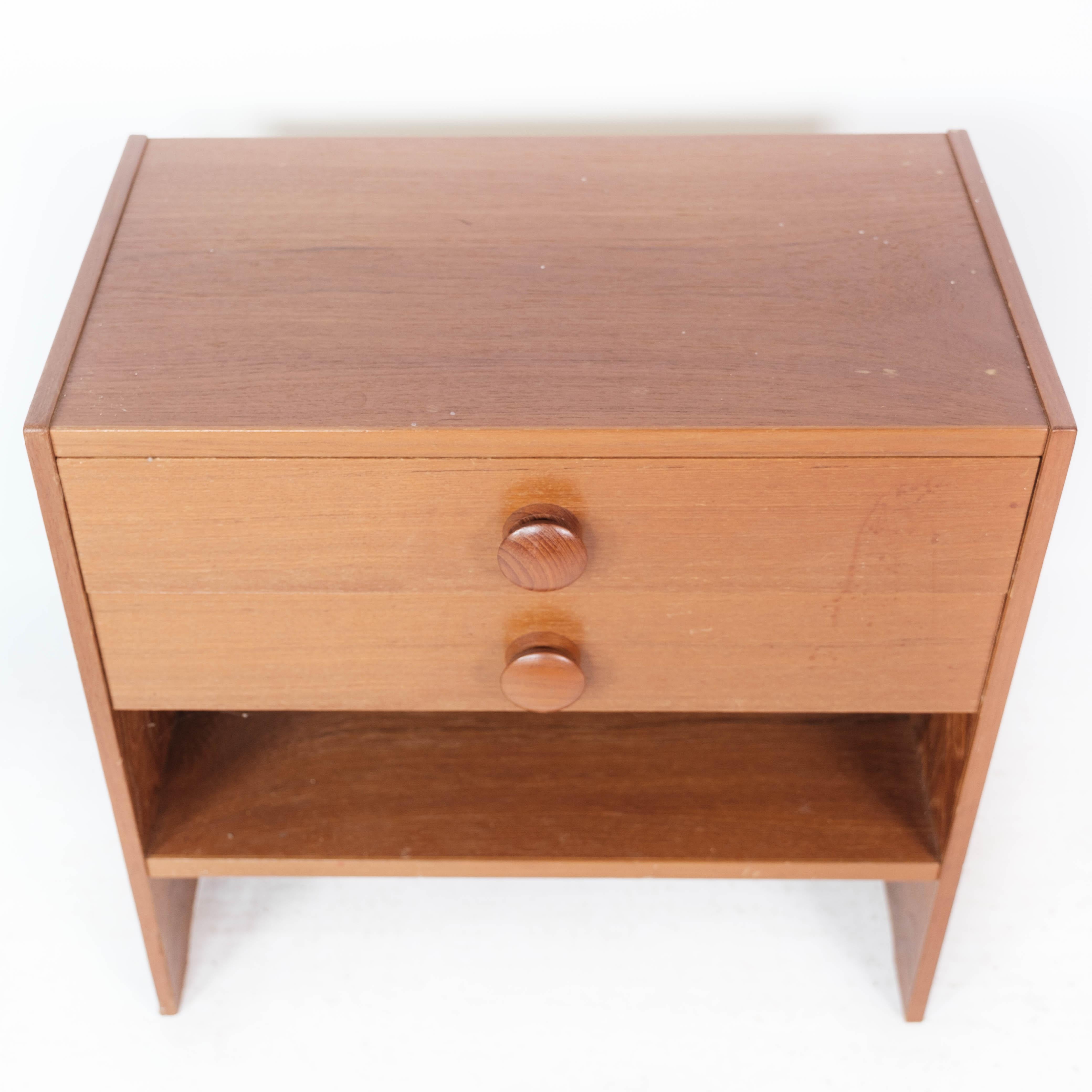 Table de chevet à tiroirs en teck de conception danoise fabriquée par PBJ Furniture dans les années 1960. La table est en excellente condition vintage.