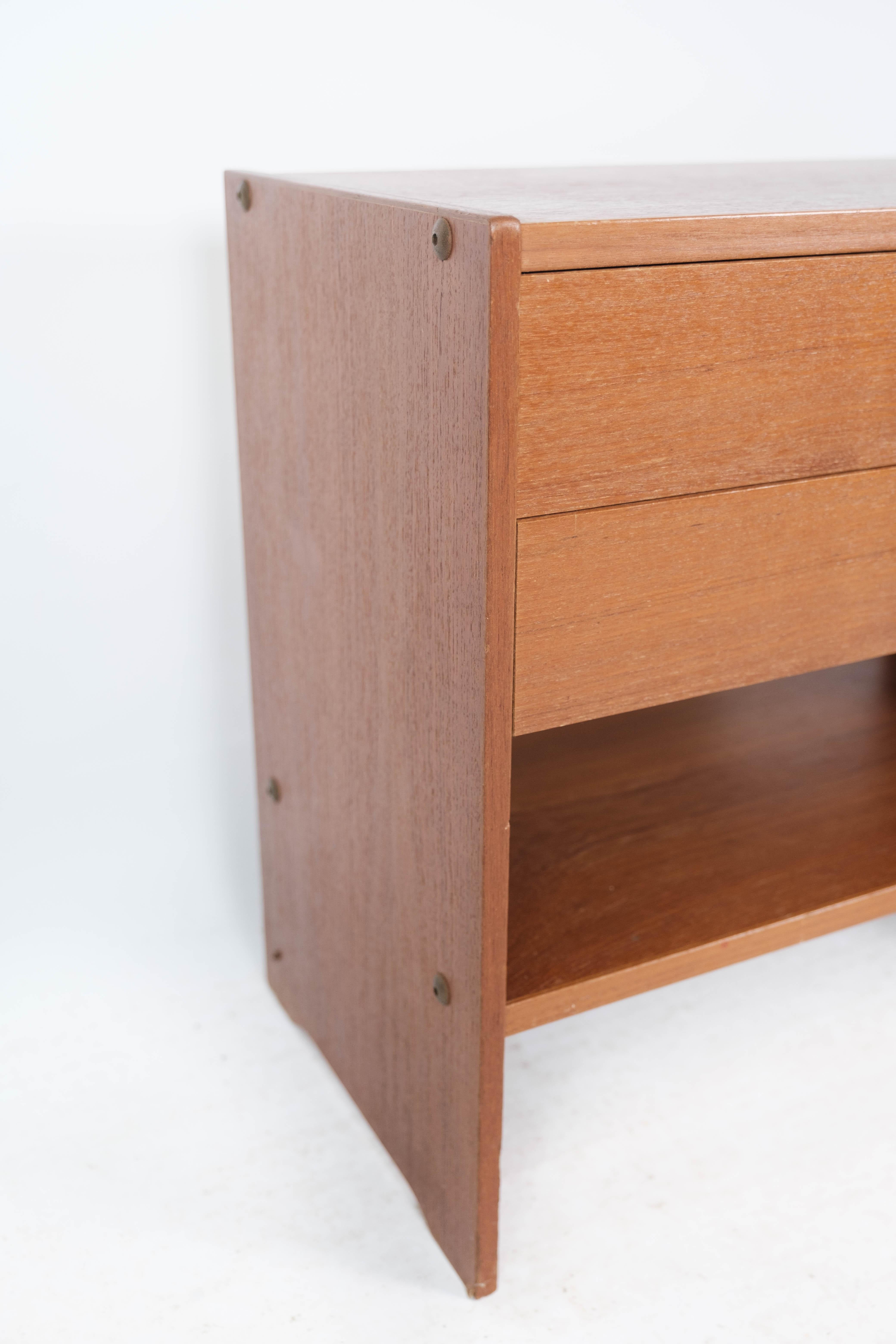 Scandinave moderne Table de chevet avec tiroirs en teck au design danois par Pbj Furniture en vente