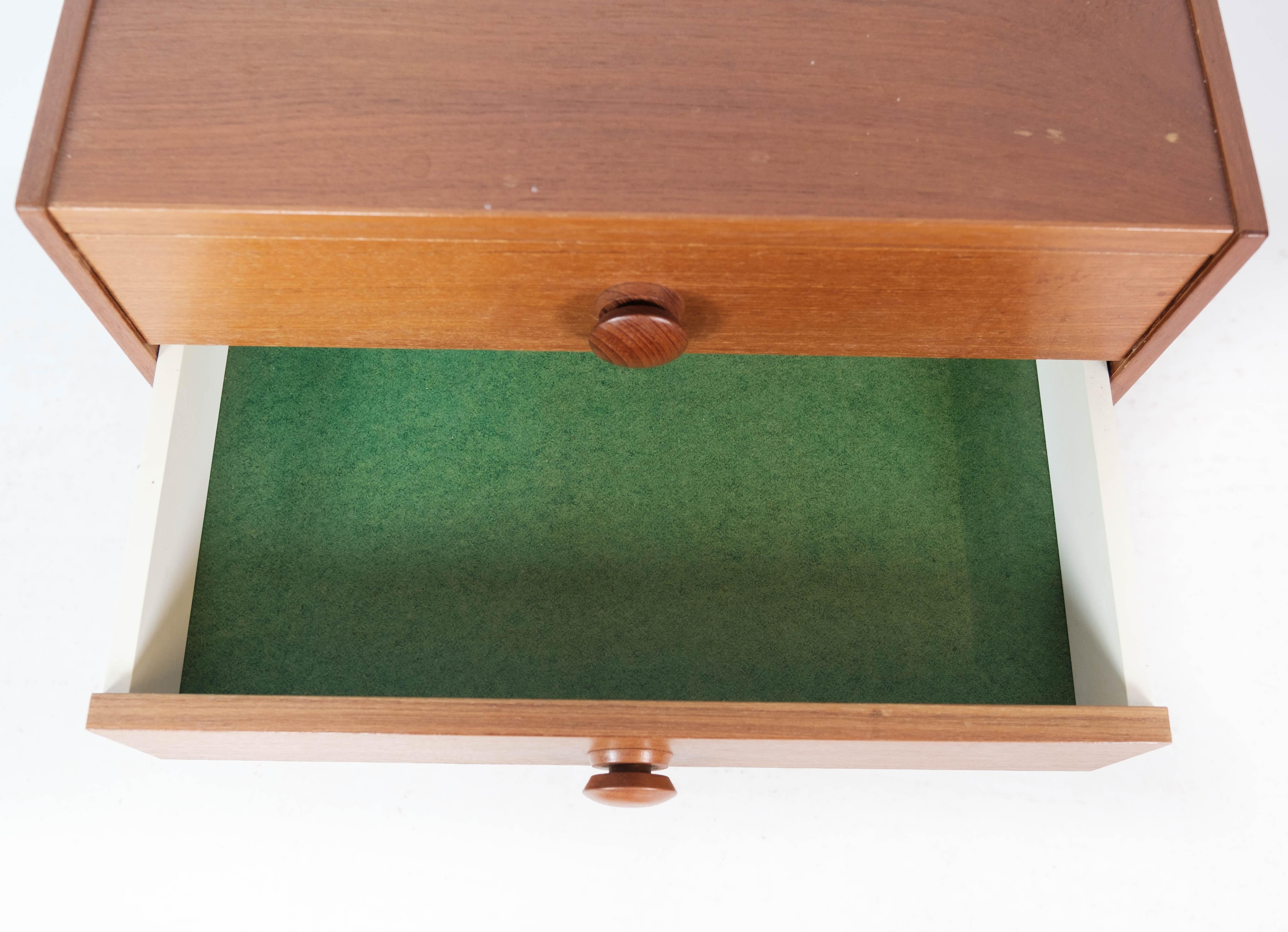 Teck Table de chevet avec tiroirs en teck au design danois par Pbj Furniture en vente
