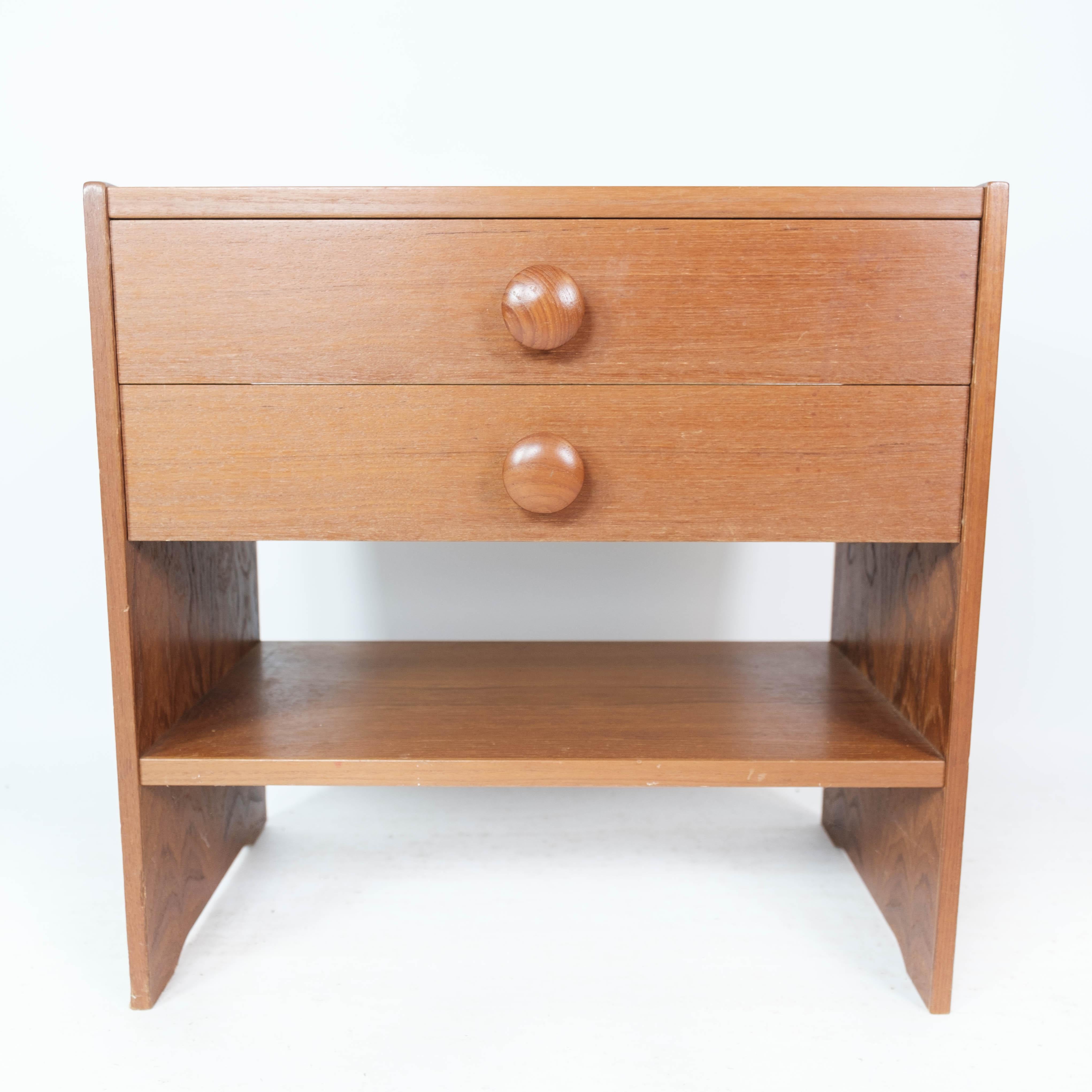 Table de chevet avec tiroirs en teck au design danois par Pbj Furniture en vente 1