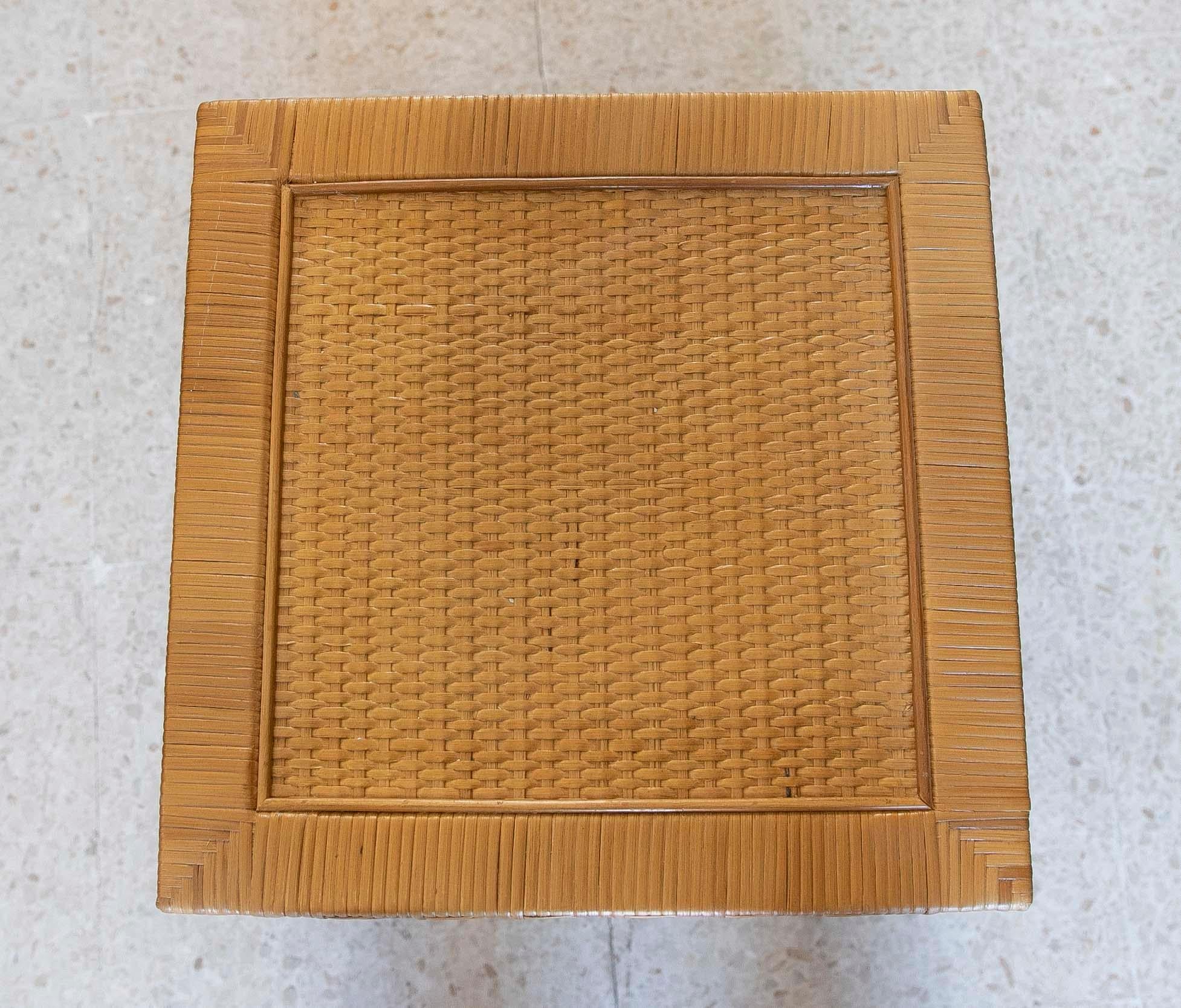 Table de chevet avec tiroir en osier et cadre en bois  en vente 5
