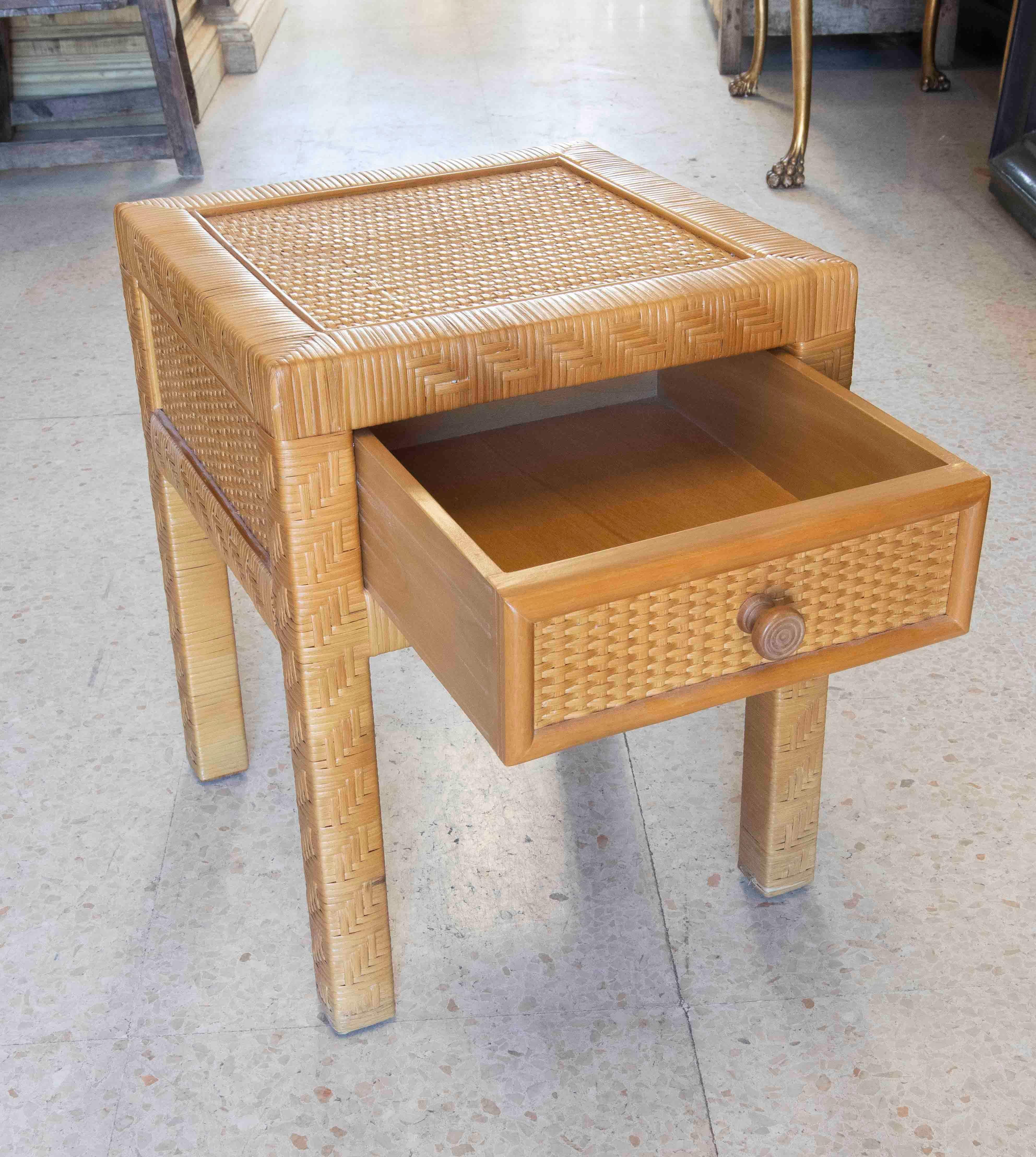 Espagnol Table de chevet avec tiroir en osier et cadre en bois  en vente
