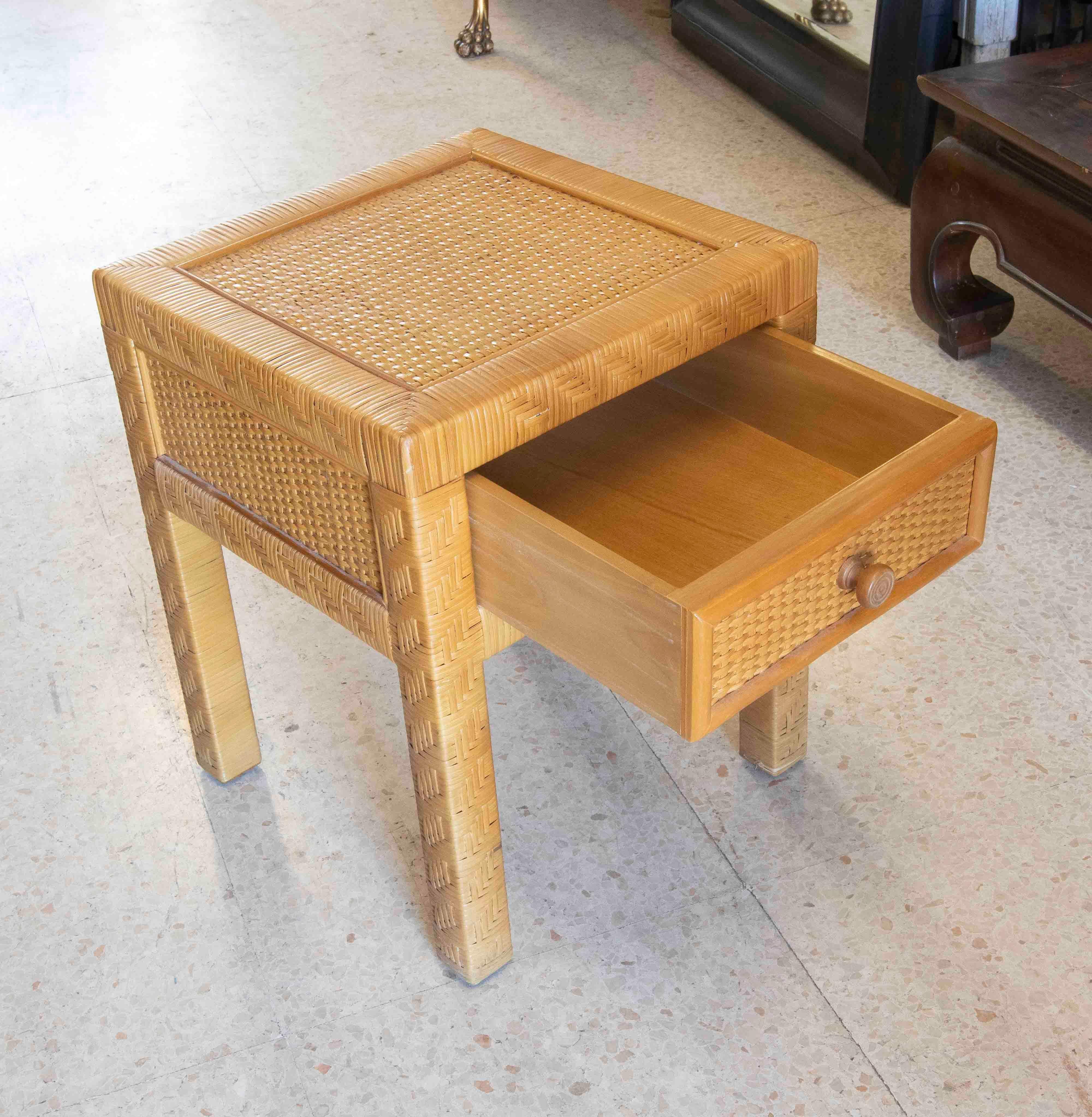 Table de chevet avec tiroir en osier et cadre en bois  Bon état - En vente à Marbella, ES