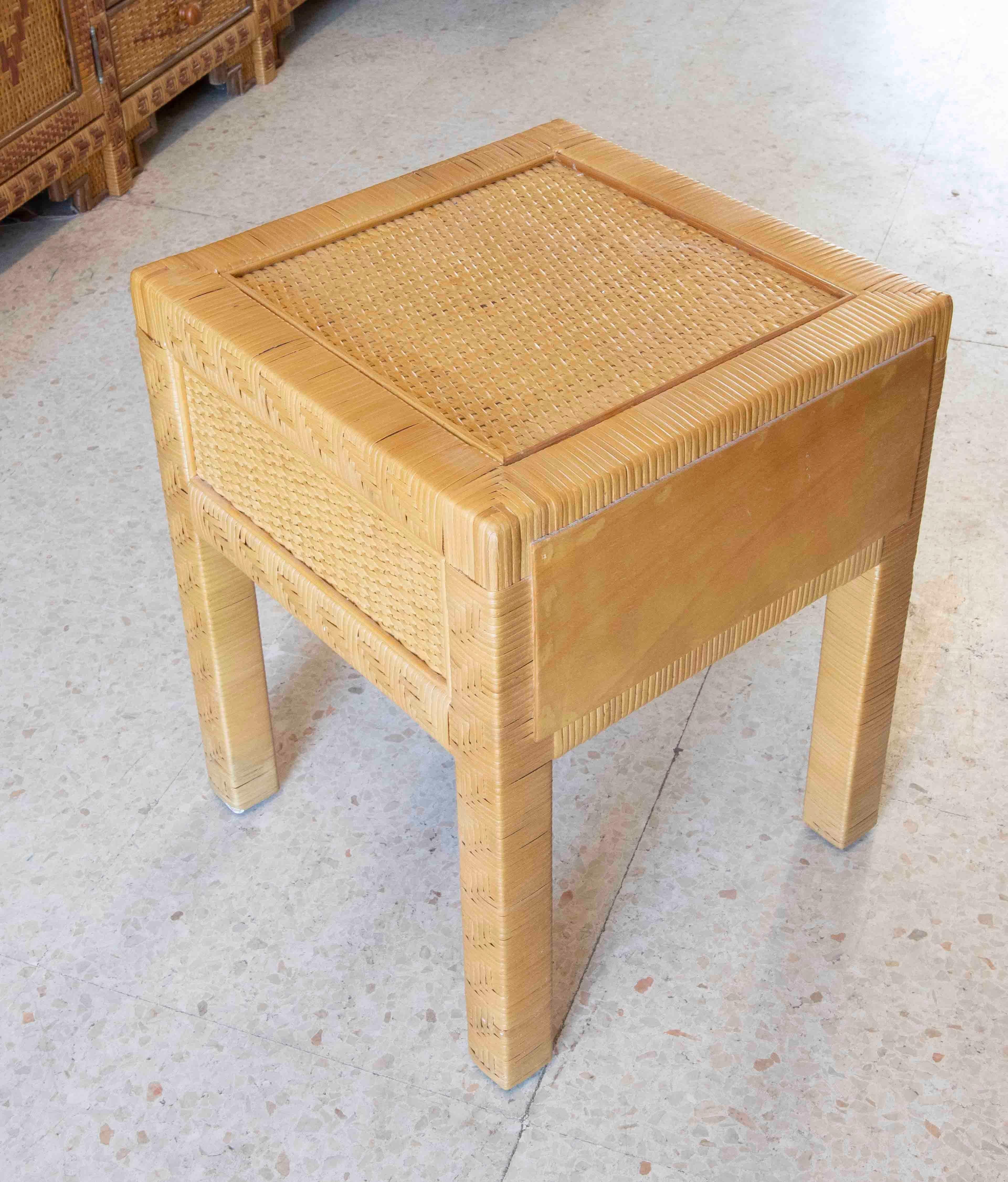 Osier Table de chevet avec tiroir en osier et cadre en bois  en vente