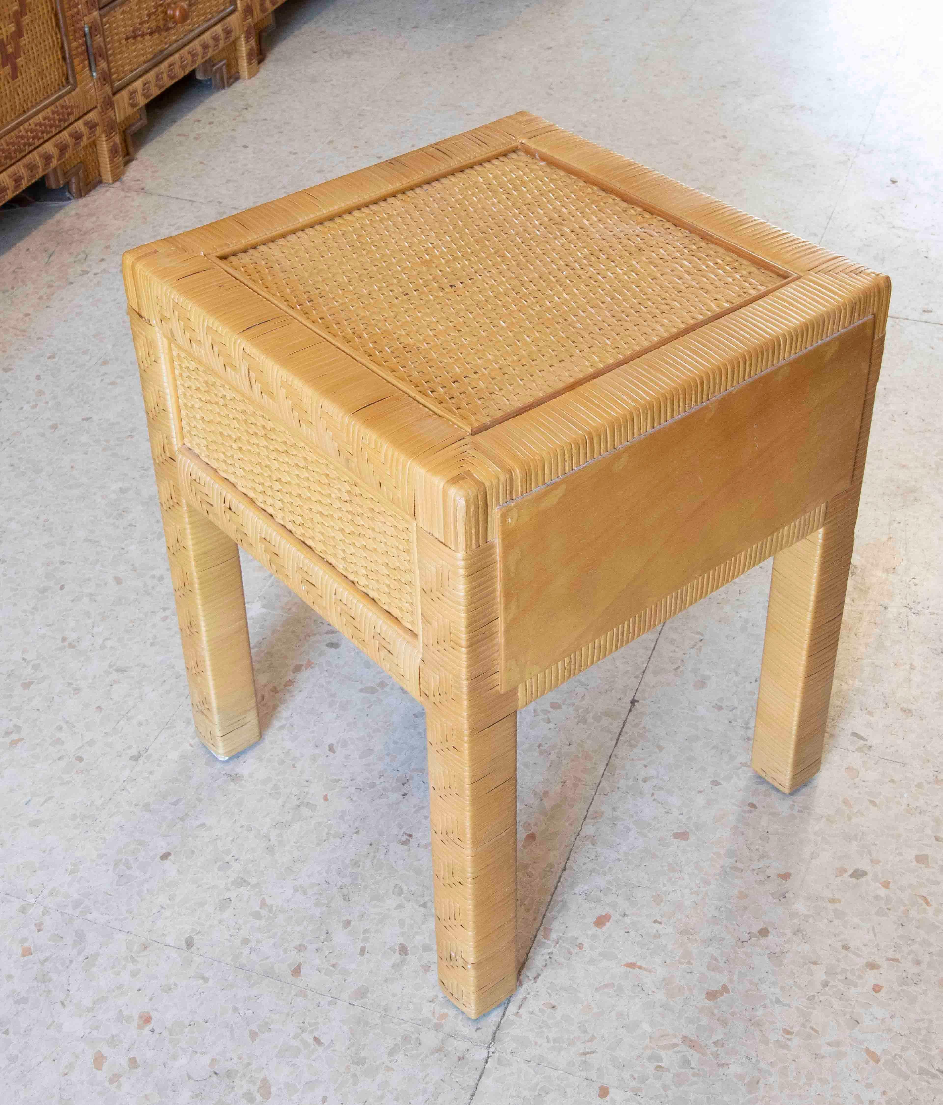 20ième siècle Table de chevet avec tiroir en osier et cadre en bois en vente