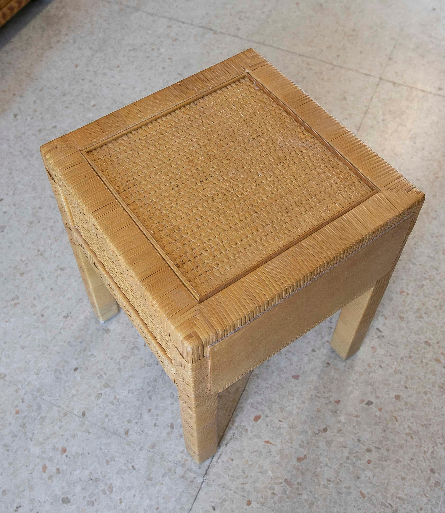 Table de chevet avec tiroir en osier et cadre en bois  en vente 1