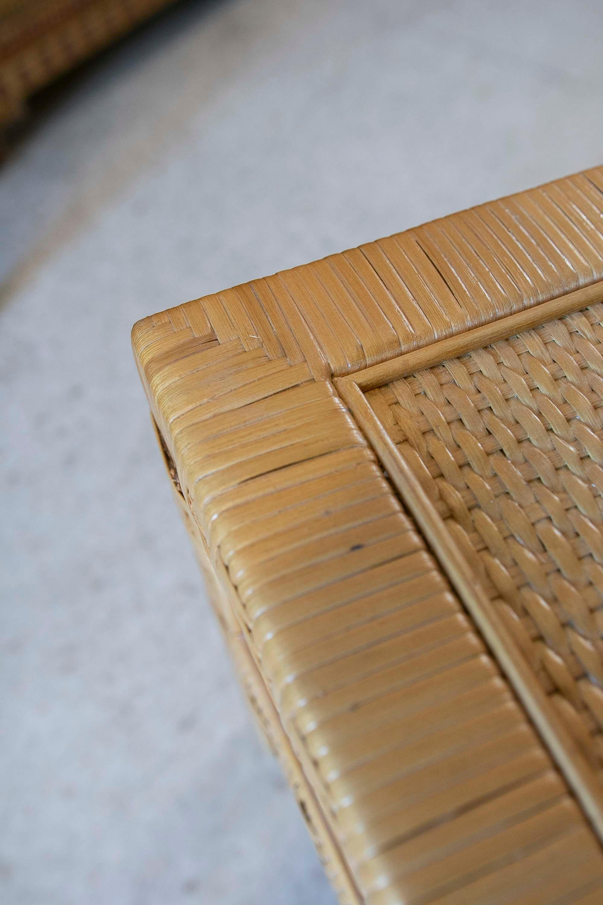 Table de chevet avec tiroir en osier et cadre en bois  en vente 2