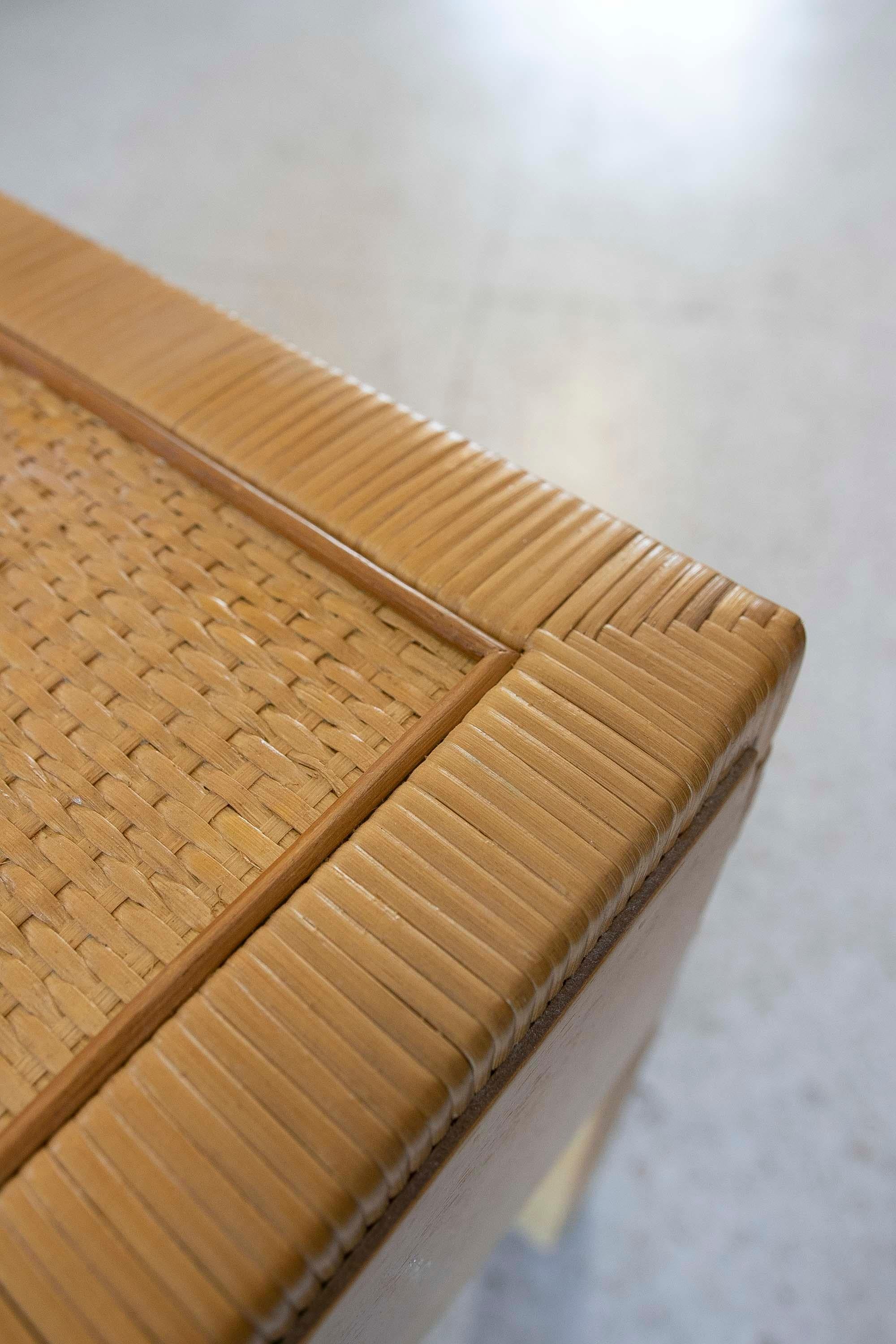 Table de chevet avec tiroir en osier et cadre en bois  en vente 4