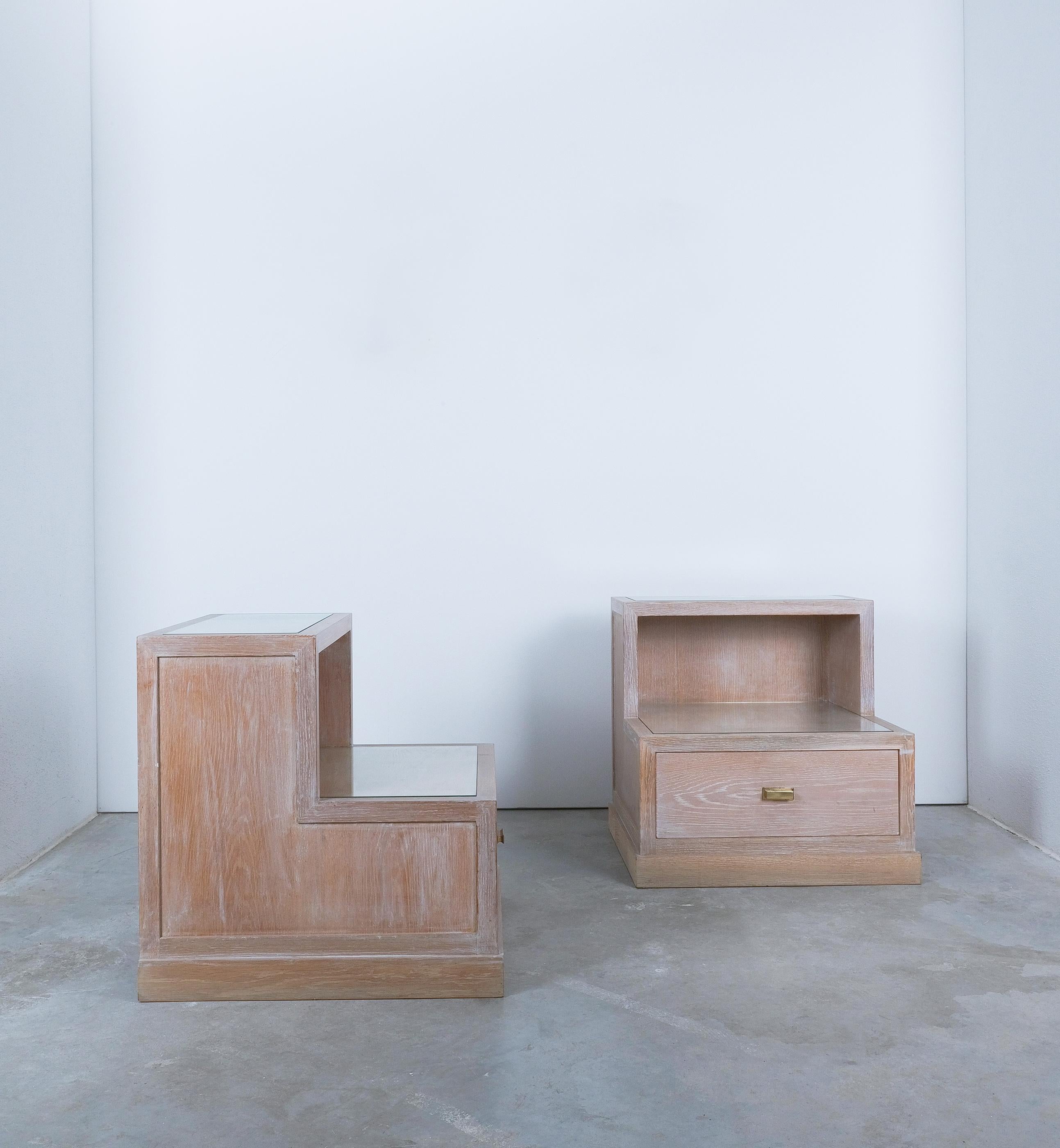 Laiton Tables de chevet Ceruse en chêne et verre, 1970 en vente