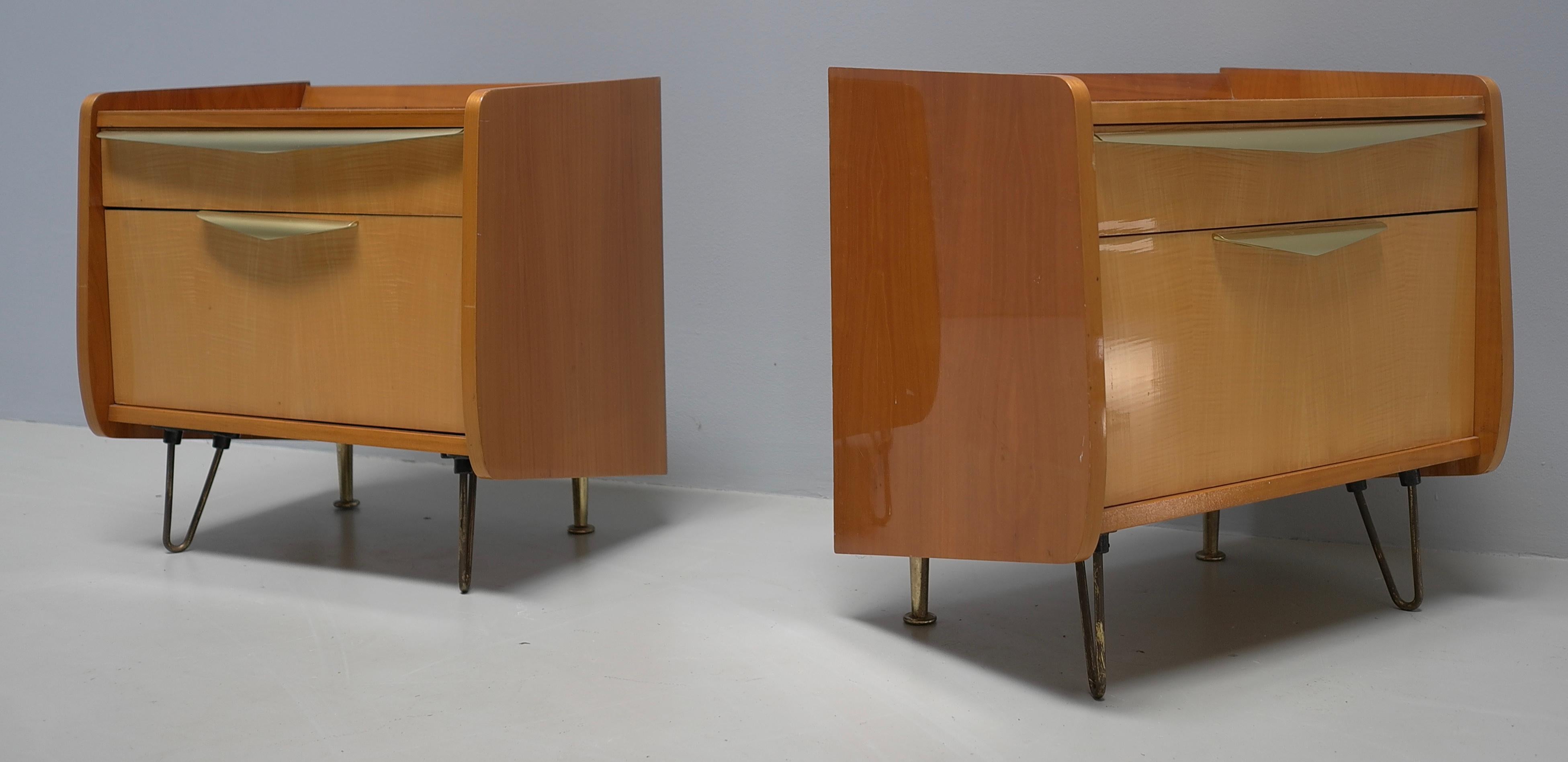 Nachttische Schränke Beistelltische im Stil von Gio Ponti, Italien 1950er Jahre
Aus Holz mit eleganten Messingbeinen.