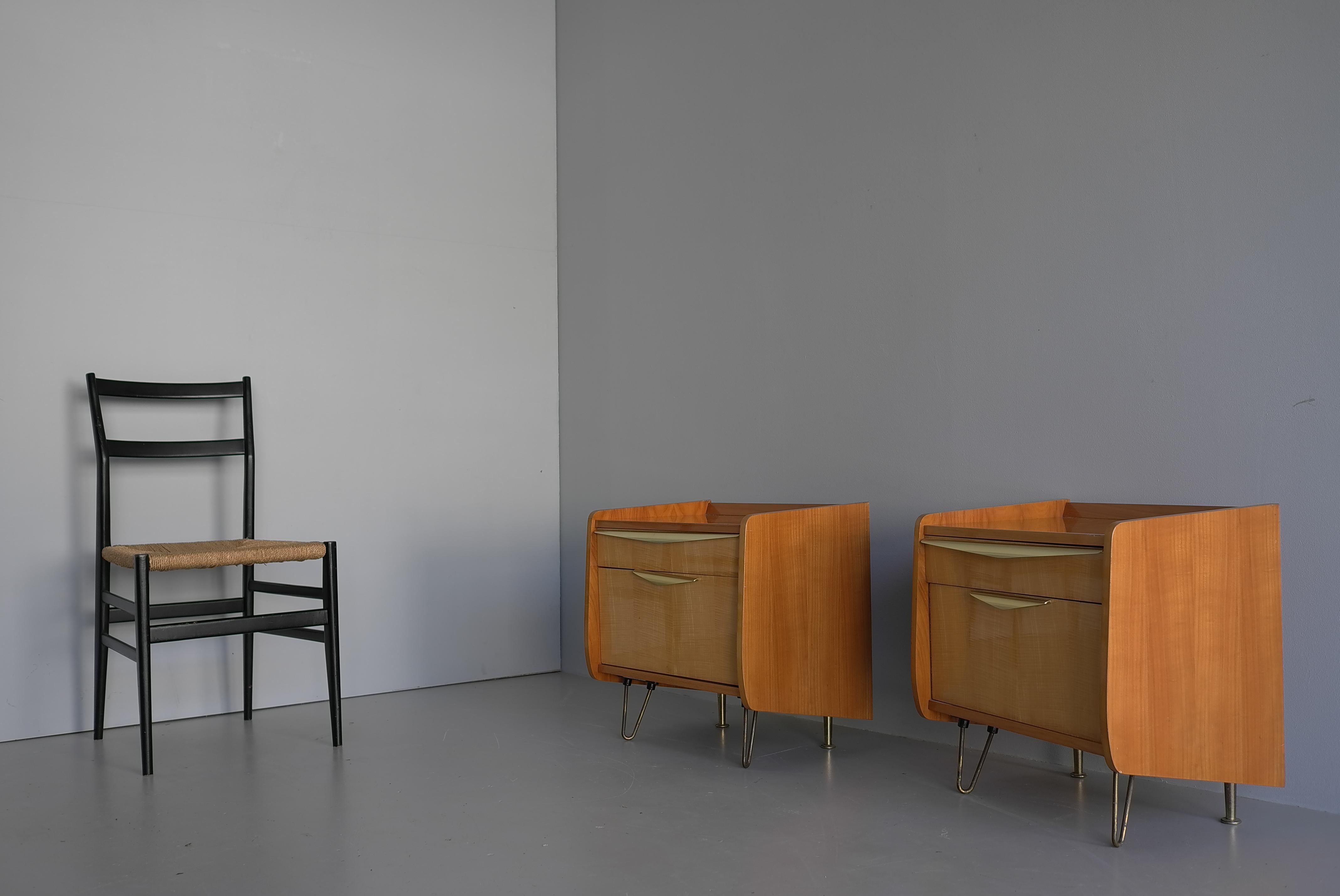 Nachttische Schrankbeistelltische im Stil von Gio Ponti, Italien 1950er Jahre (Moderne der Mitte des Jahrhunderts) im Angebot