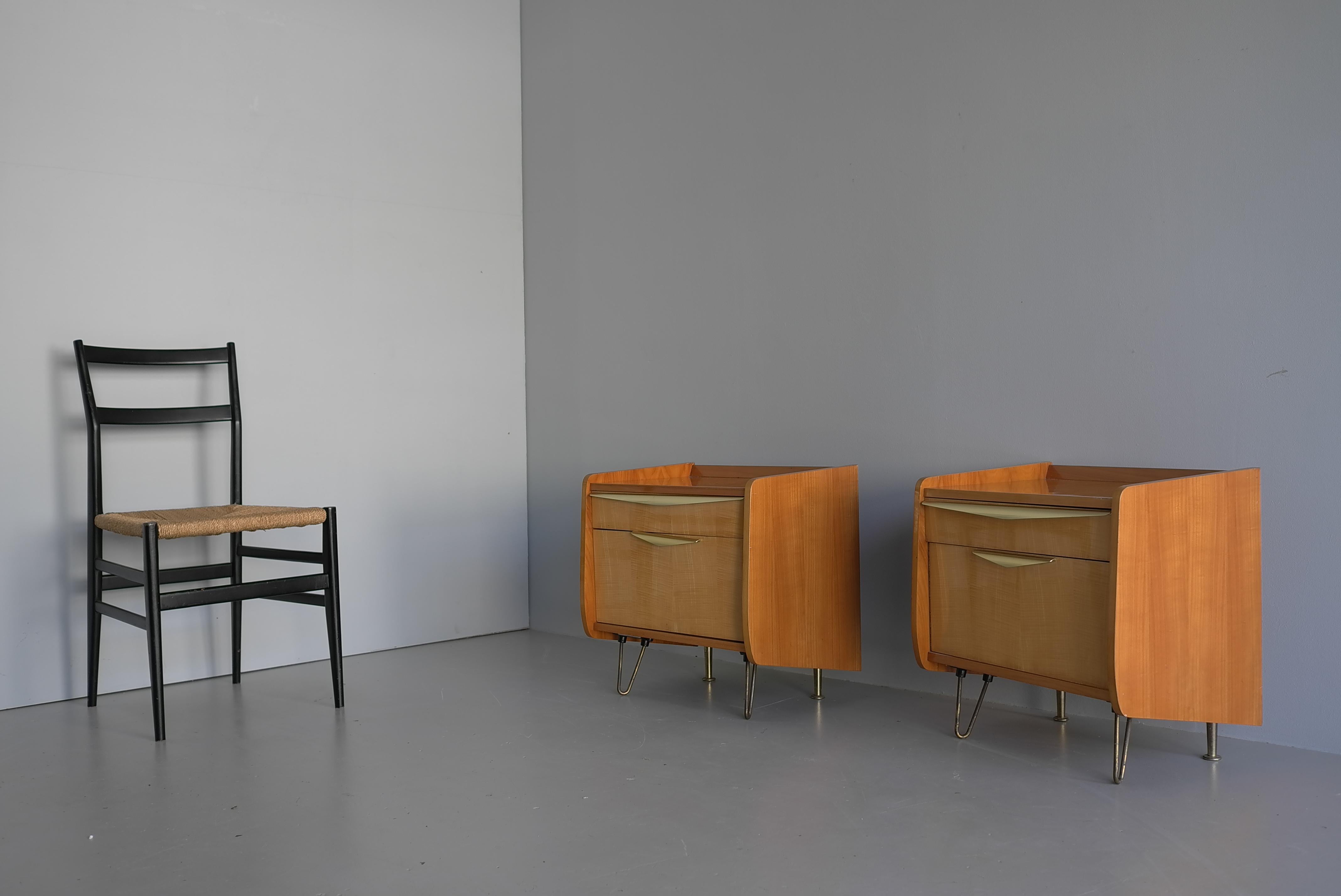 Nachttische Schrankbeistelltische im Stil von Gio Ponti, Italien 1950er Jahre im Angebot 1