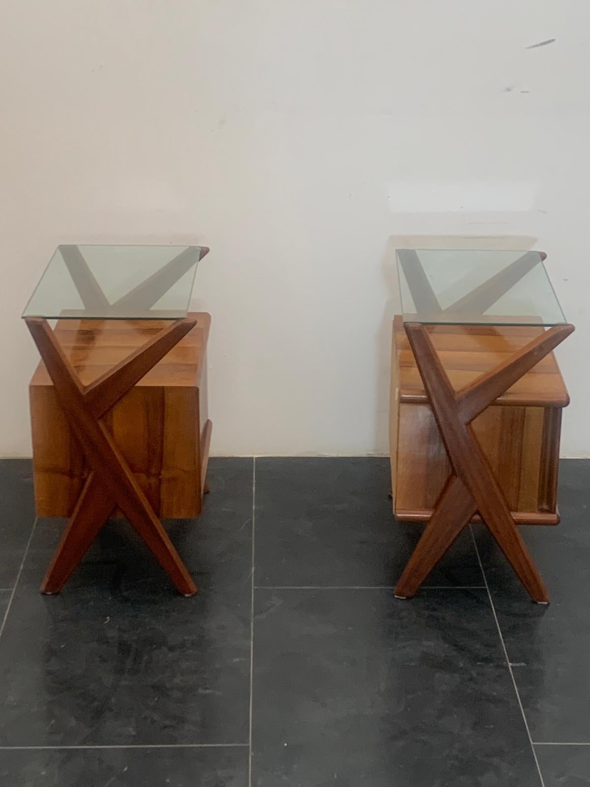 Bedside Tables in Rosewood with Generous Glass Topб Set of 2 In Good Condition For Sale In Montelabbate, PU