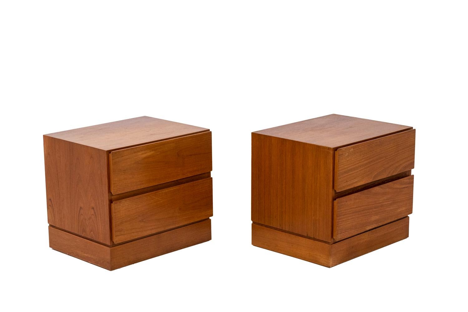 Pair of bedside tables in teak, square shape. Two drawers on the front. Stamped on the back.

Danish work realized in the 1960s.

Dimensions : H 42 x W 47 x D 38 cm.

 