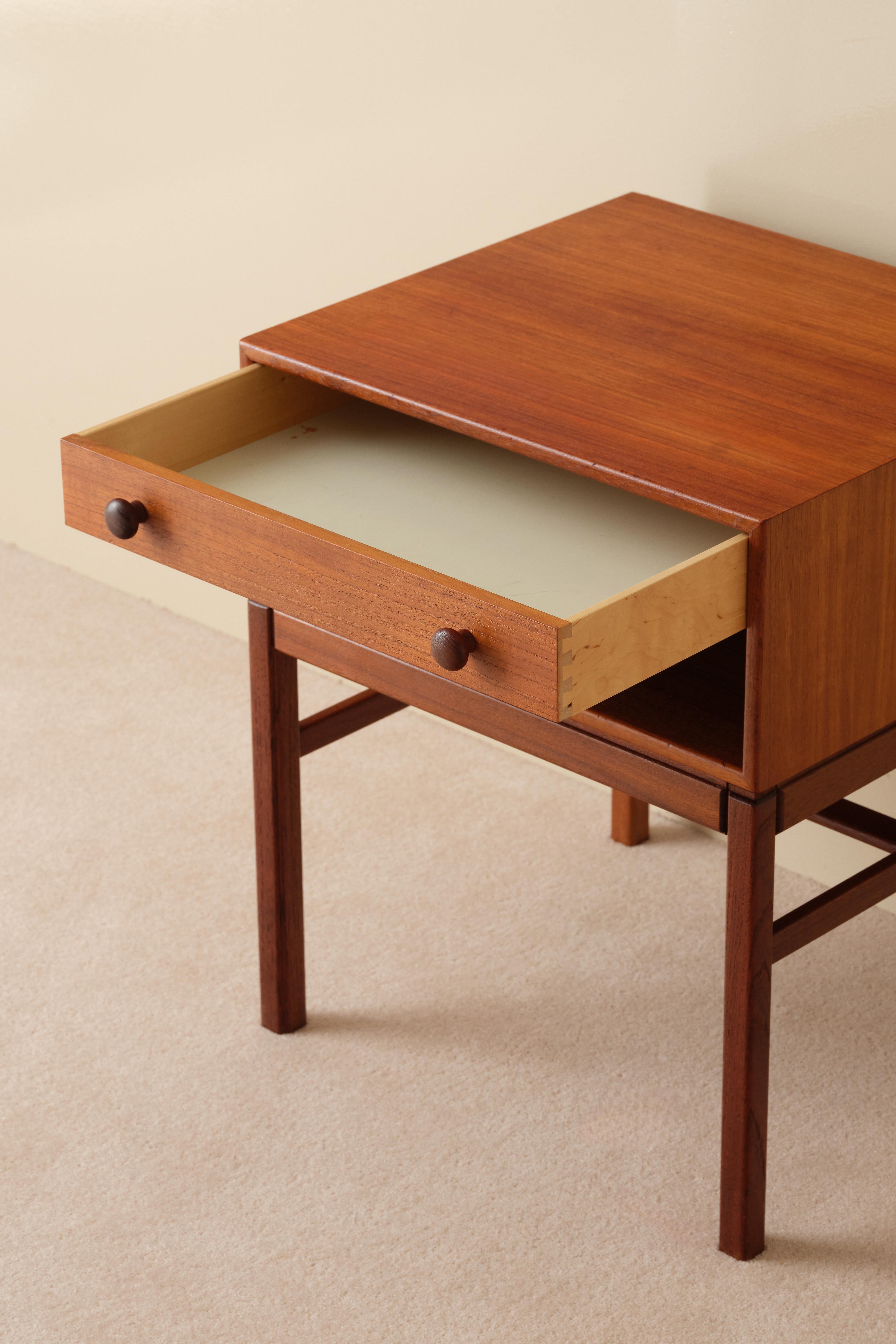 Milieu du XXe siècle Tables de chevet Modèle 