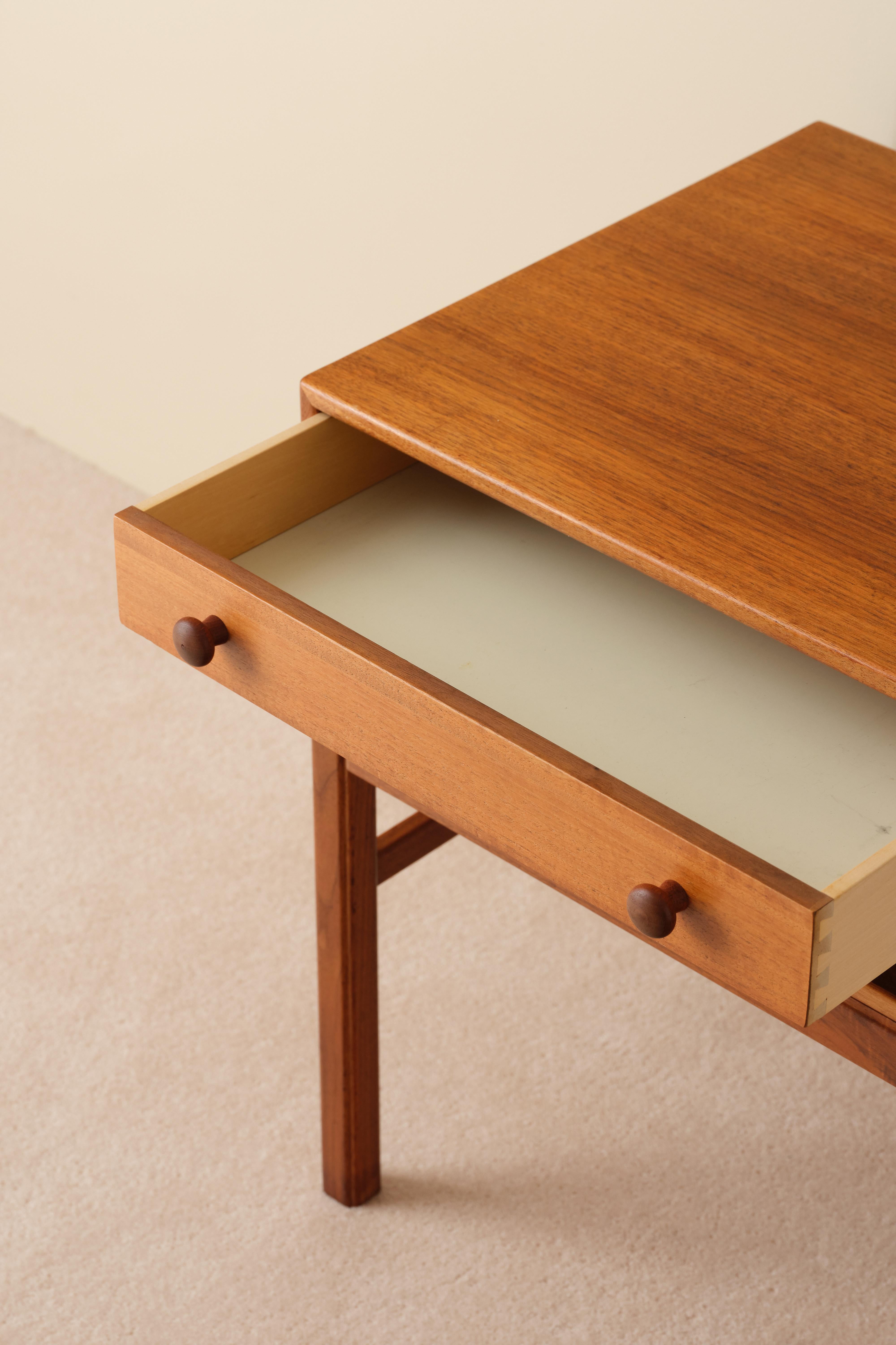 Milieu du XXe siècle Tables de chevet Modèle 