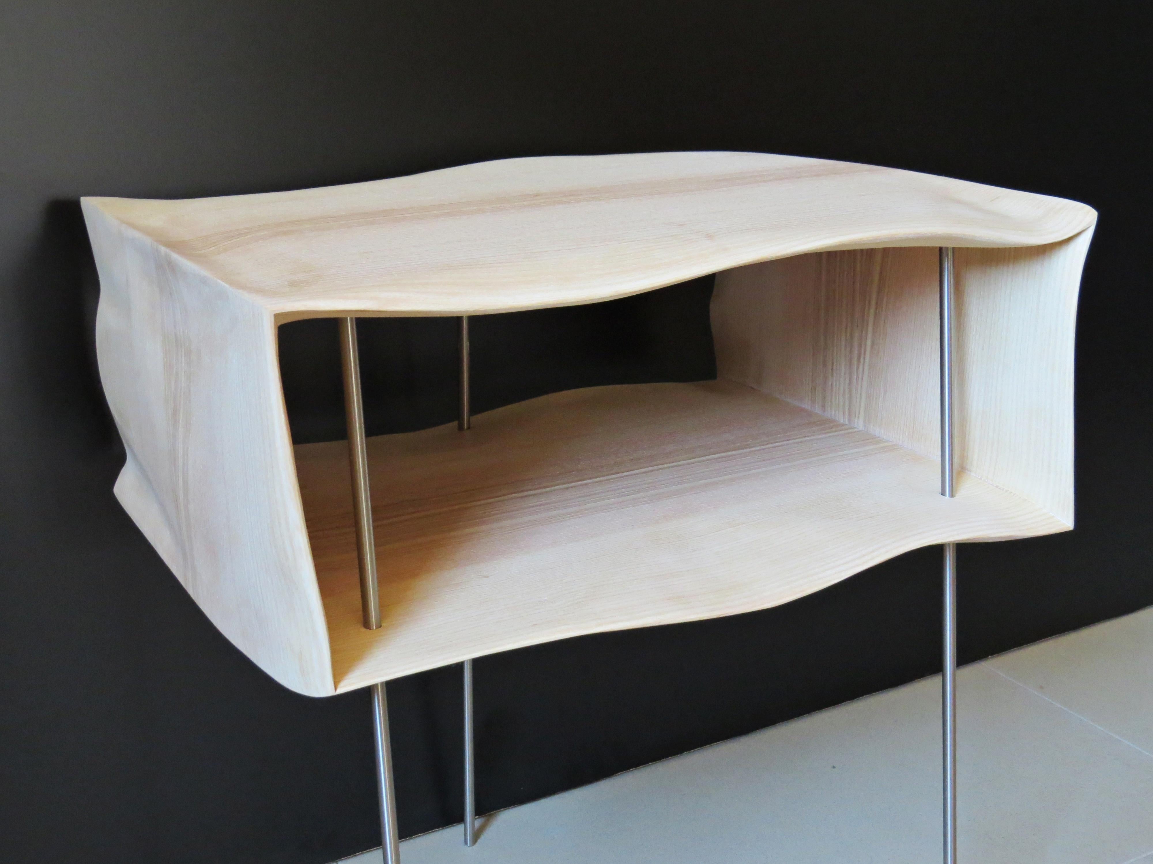 Organique Tables de chevet, design organique, fabriquées à la main, ensemble de deux pièces, bois massif en vente