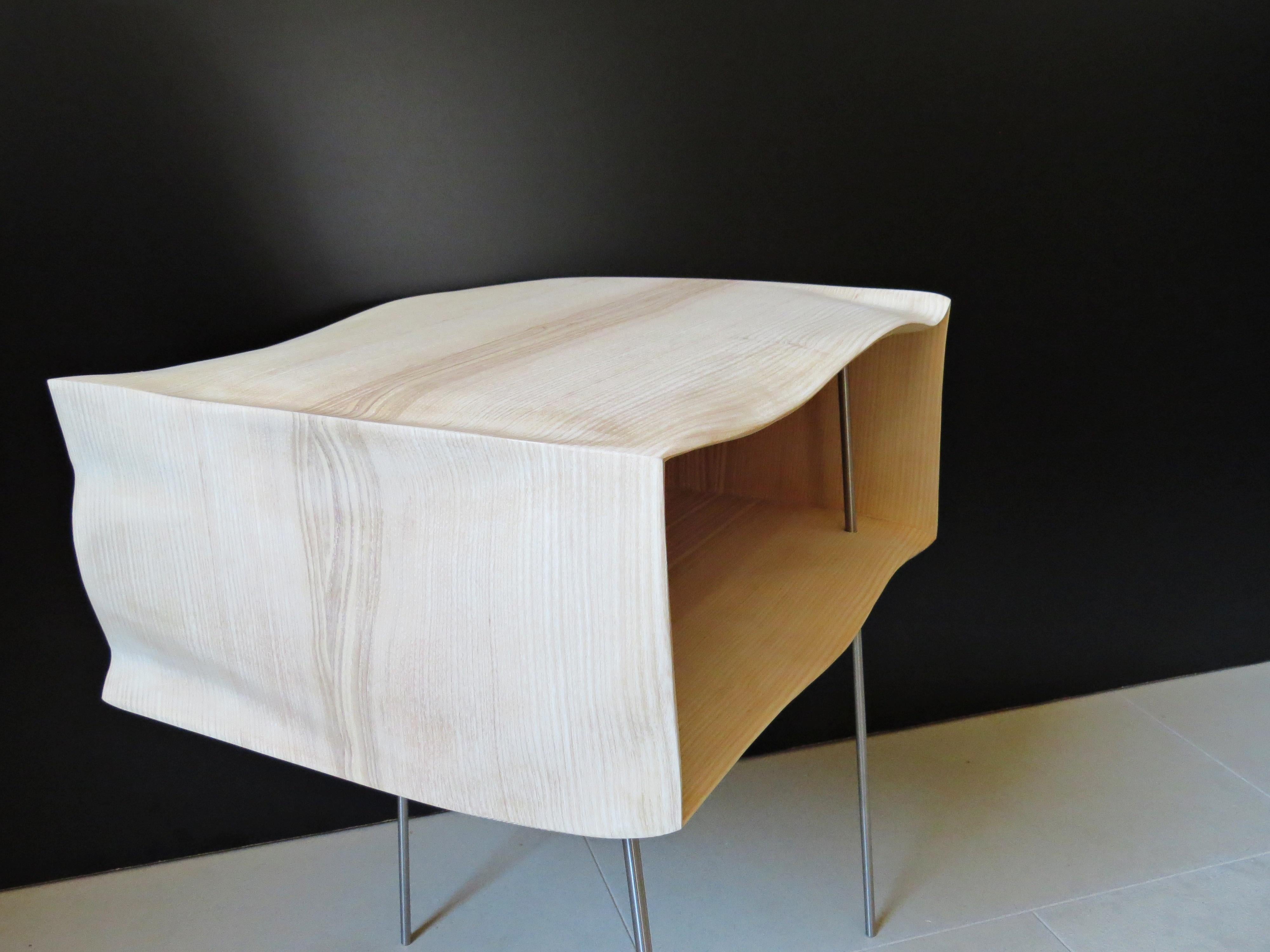 Allemand Tables de chevet, design organique, fabriquées à la main, ensemble de deux pièces, bois massif en vente