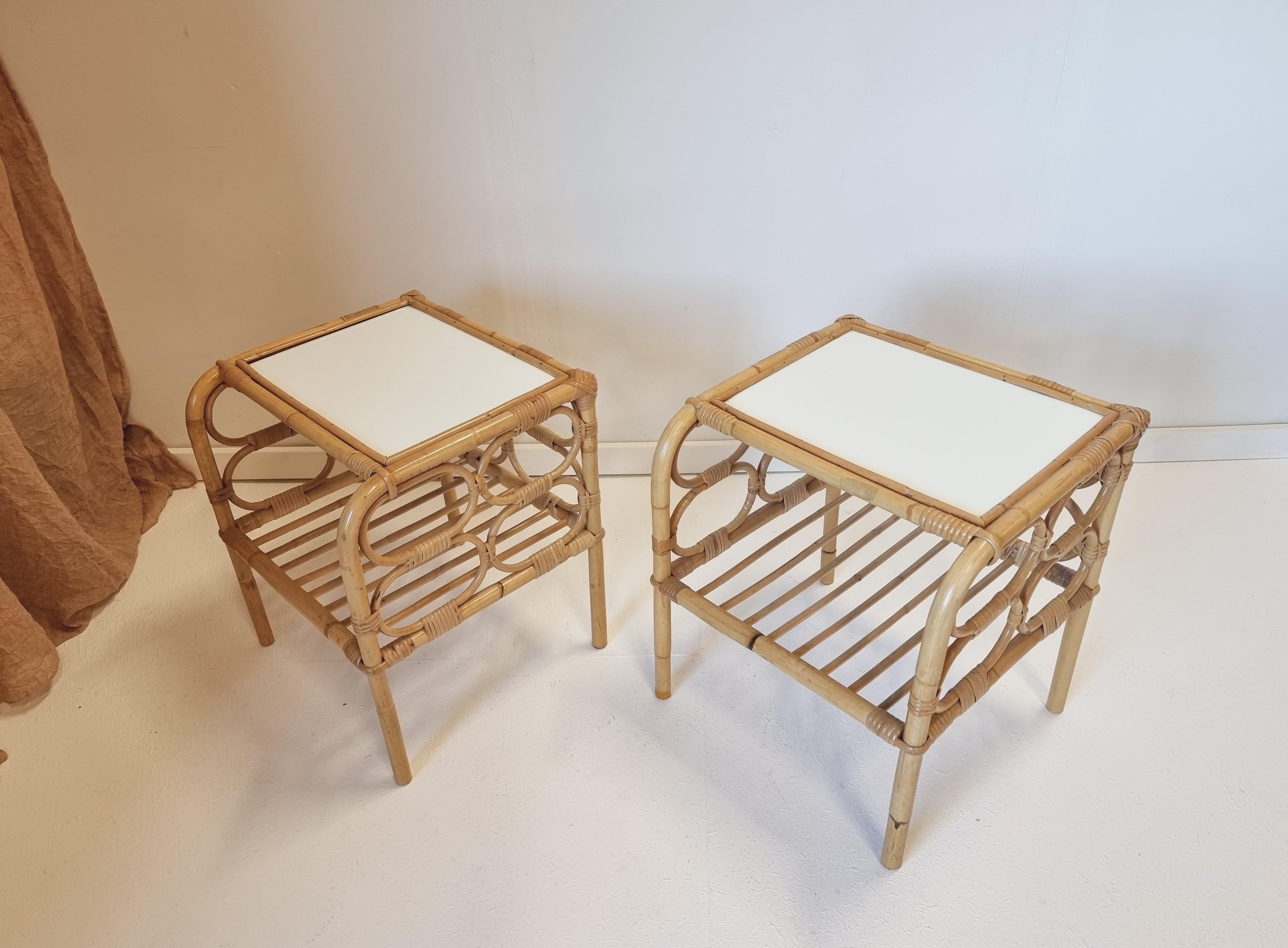 20ième siècle Tables de chevet en rotin, Suède, milieu des années 1900, Nordiska Kompaniet, Scandinavian Modern en vente