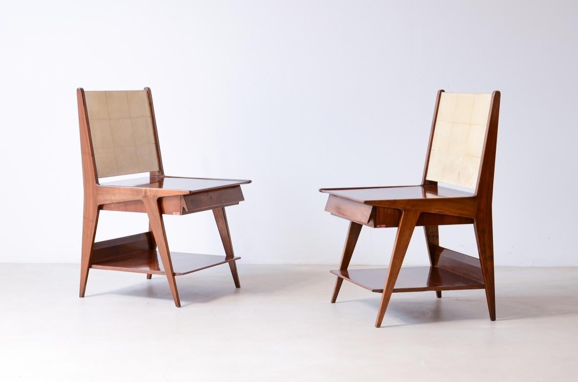 COD-2770
Silvio Cavatorta (1887-1960)

Pair of bedside tables with front drawer, walnut and goat skin.

Manufacturer's label, Cavatorta Roma, 1950s.

47 x 47 h 84