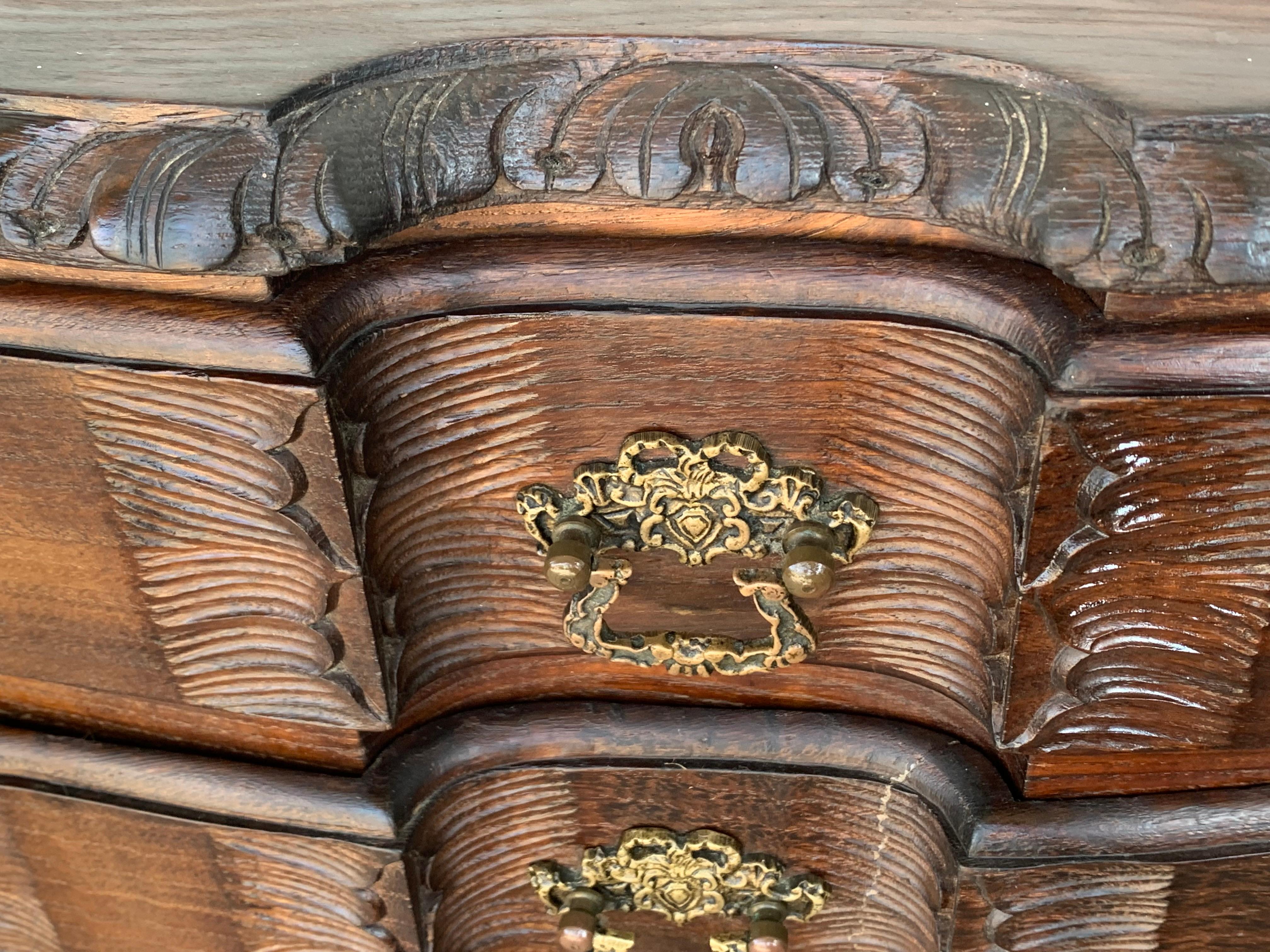 Tables de chevet avec tiroirs sculptés et pieds cabriole, France en vente 7