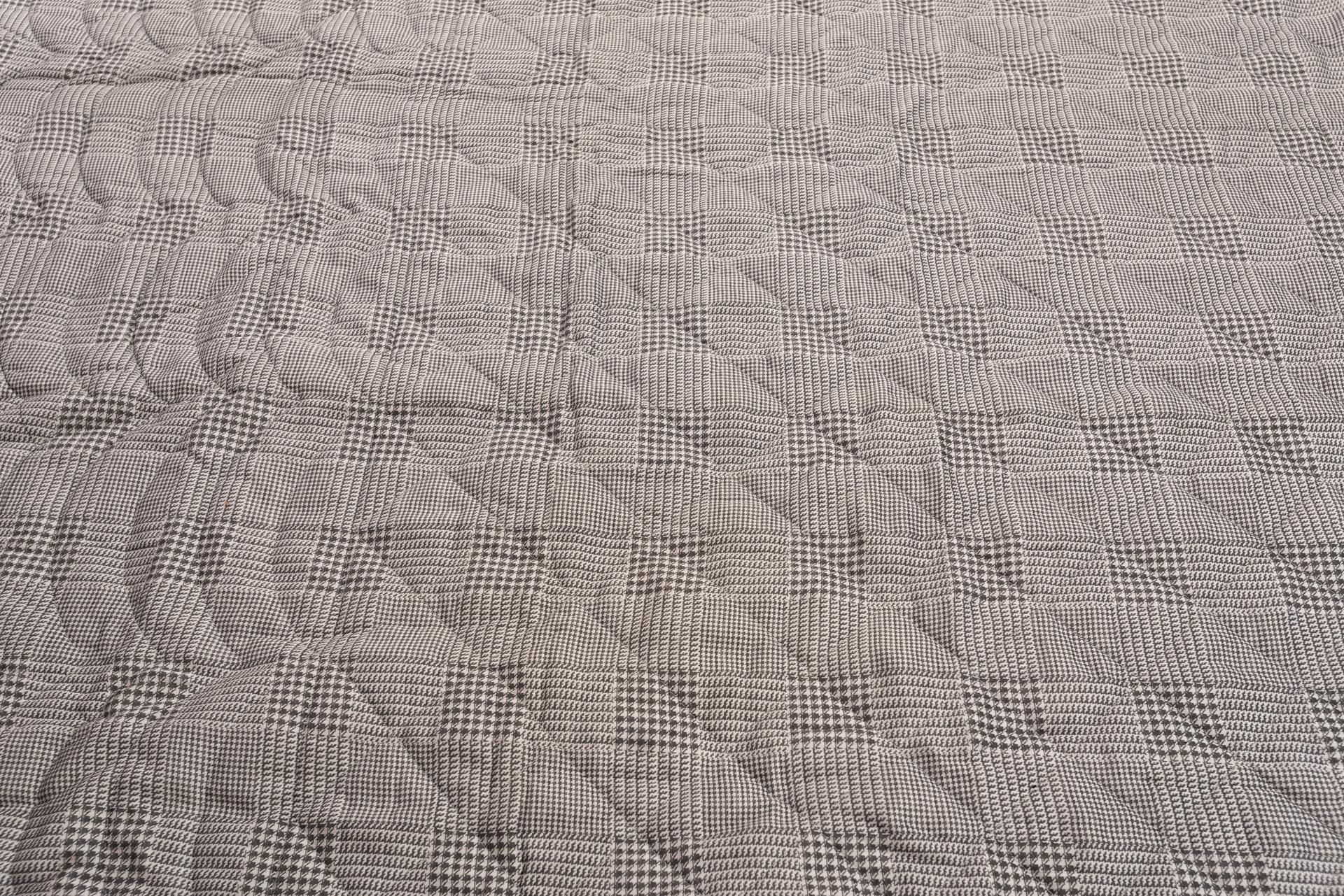 Bedspread Quilt in Prince of Galles Fabric In Excellent Condition For Sale In Alessandria, Piemonte