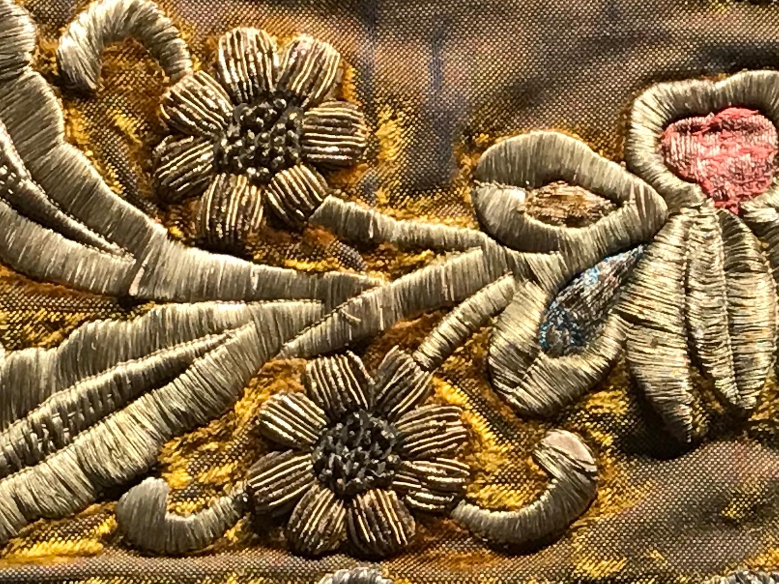 Début du XVIIIe siècle Cloth Gold Threadwork Wirework Velvet Ottoman Baroque brodé en vente