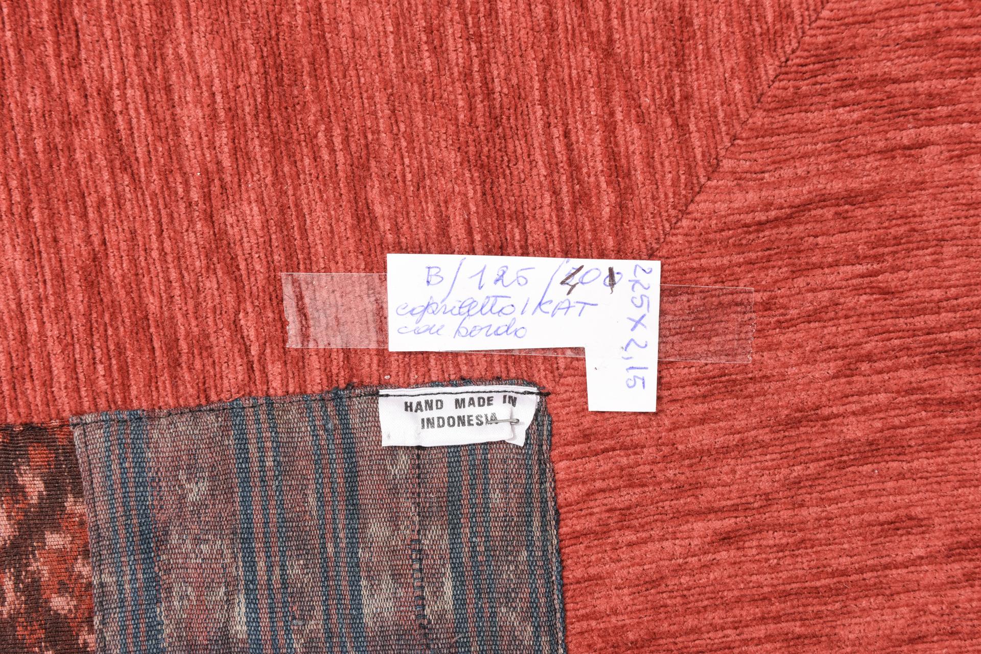 Pleasant bedspread or on the sofà : made with a patchwork of Indonesian fabrics, finished and completed with a plain border.

ref. B/126.