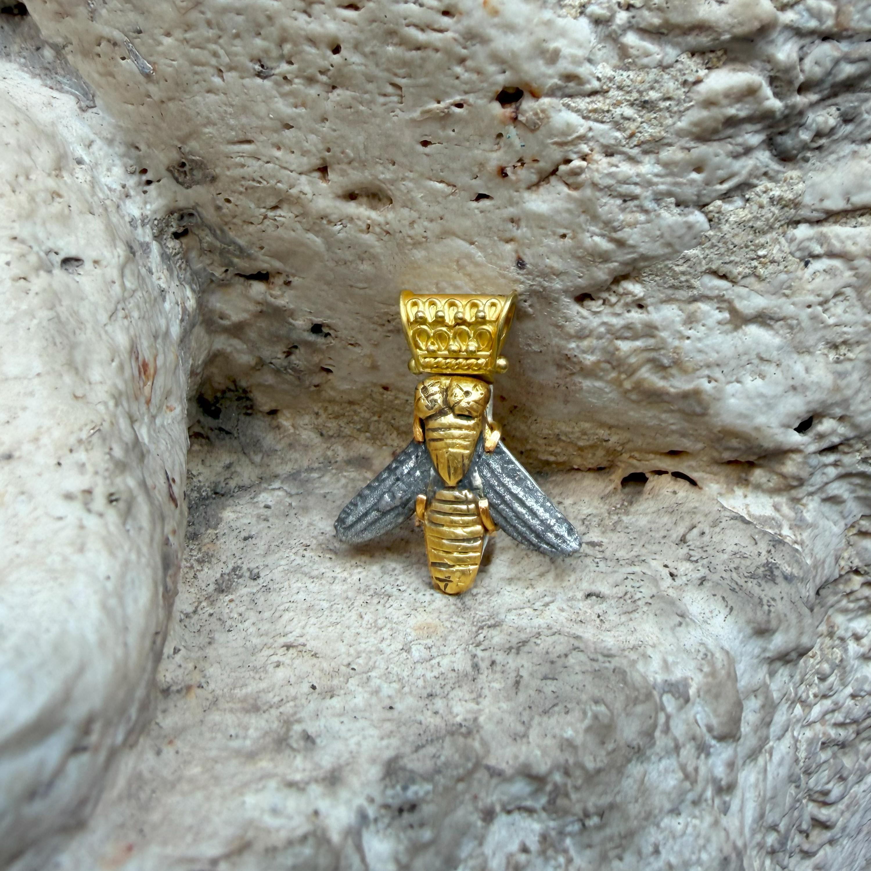 BEE 24Kt Gold und Silber 4.Cent. BC altgriechisch Anhänger im Zustand „Neu“ im Angebot in Roma, IT