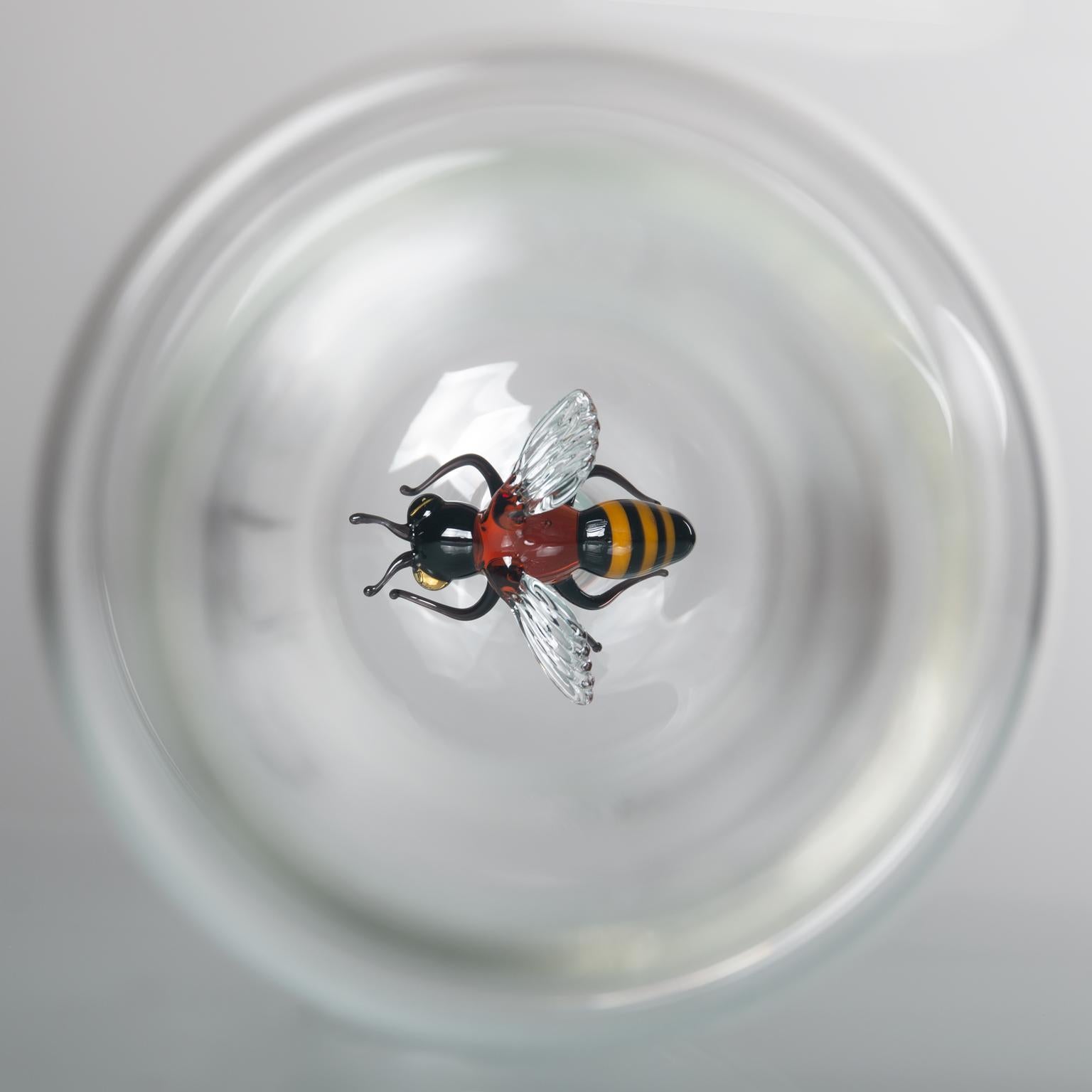 Contemporary Bee mundgeblasene Glasflasche (21. Jahrhundert und zeitgenössisch) im Angebot