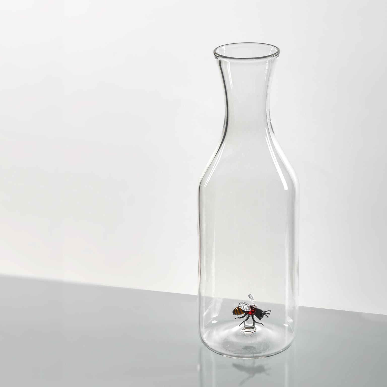 Contemporary Bee mundgeblasene Glasflasche (Moderne) im Angebot