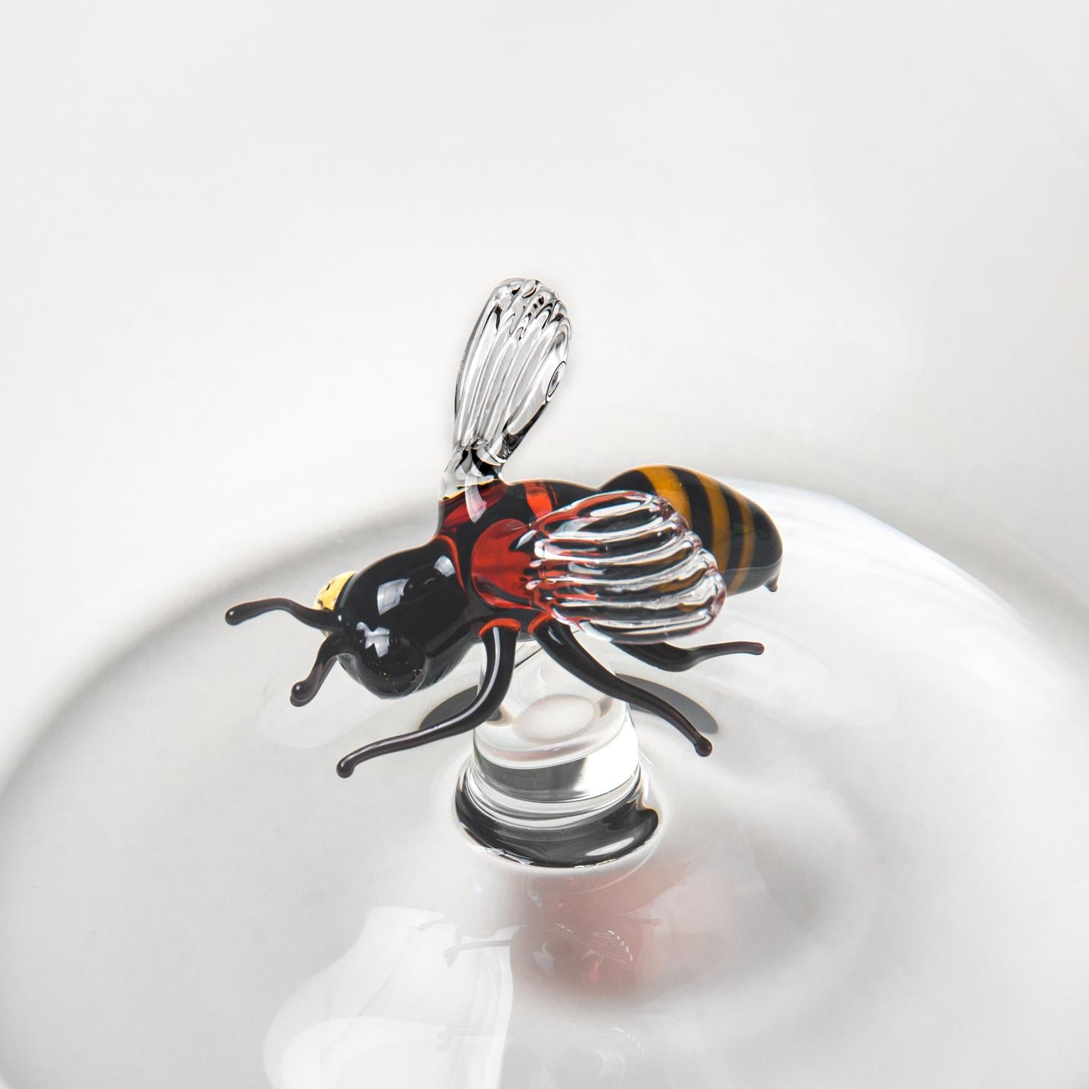 Contemporary Bee mundgeblasene Glasflasche (Italienisch) im Angebot