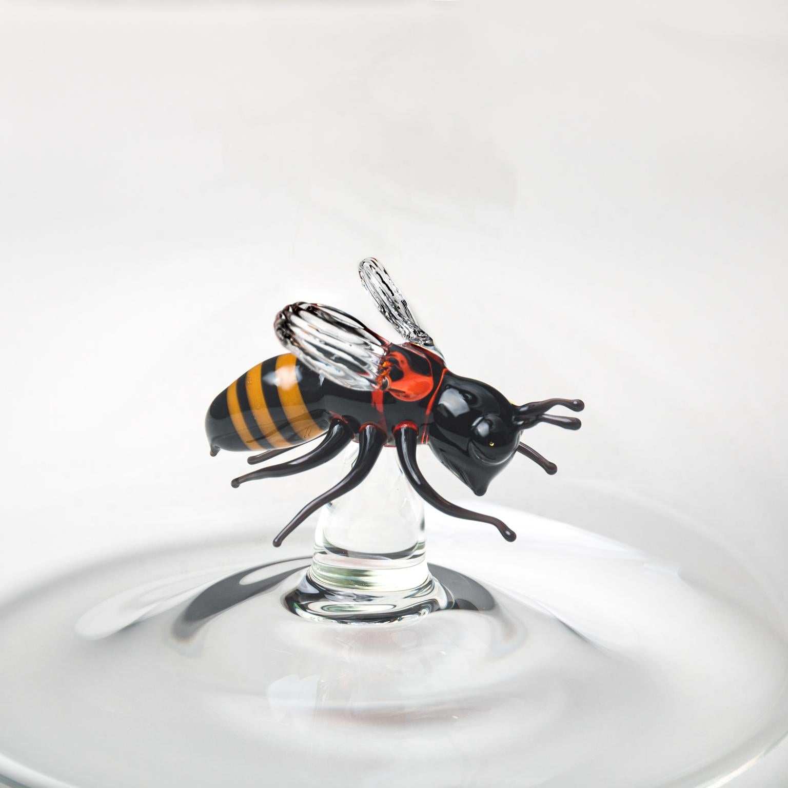 Contemporary Bee mundgeblasene Glasflasche (Sonstiges) im Angebot